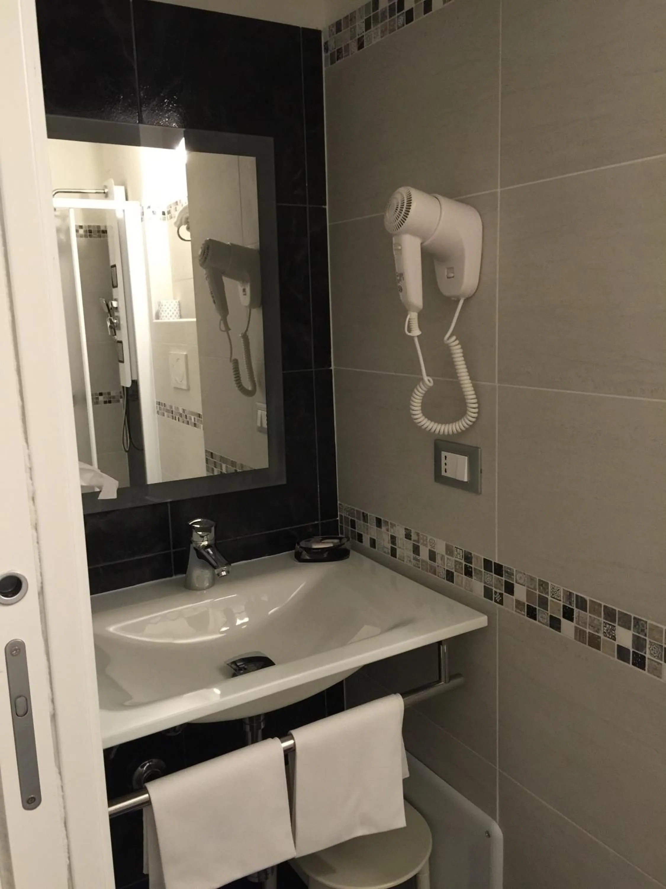 Toilet in Hotel Holiday- Alla Finestrella