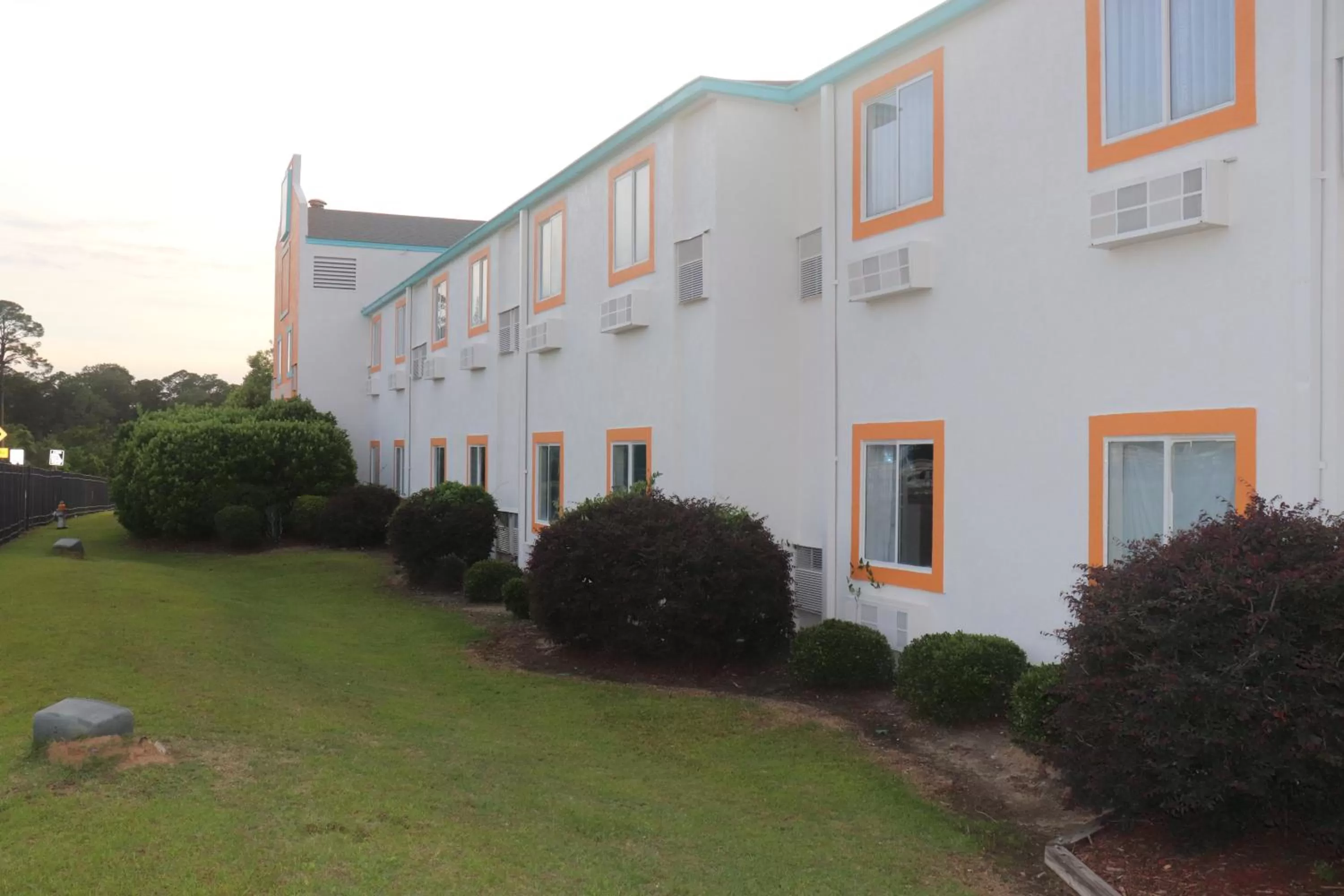 Property building in Howard Johnson by Wyndham Tifton GA I-75