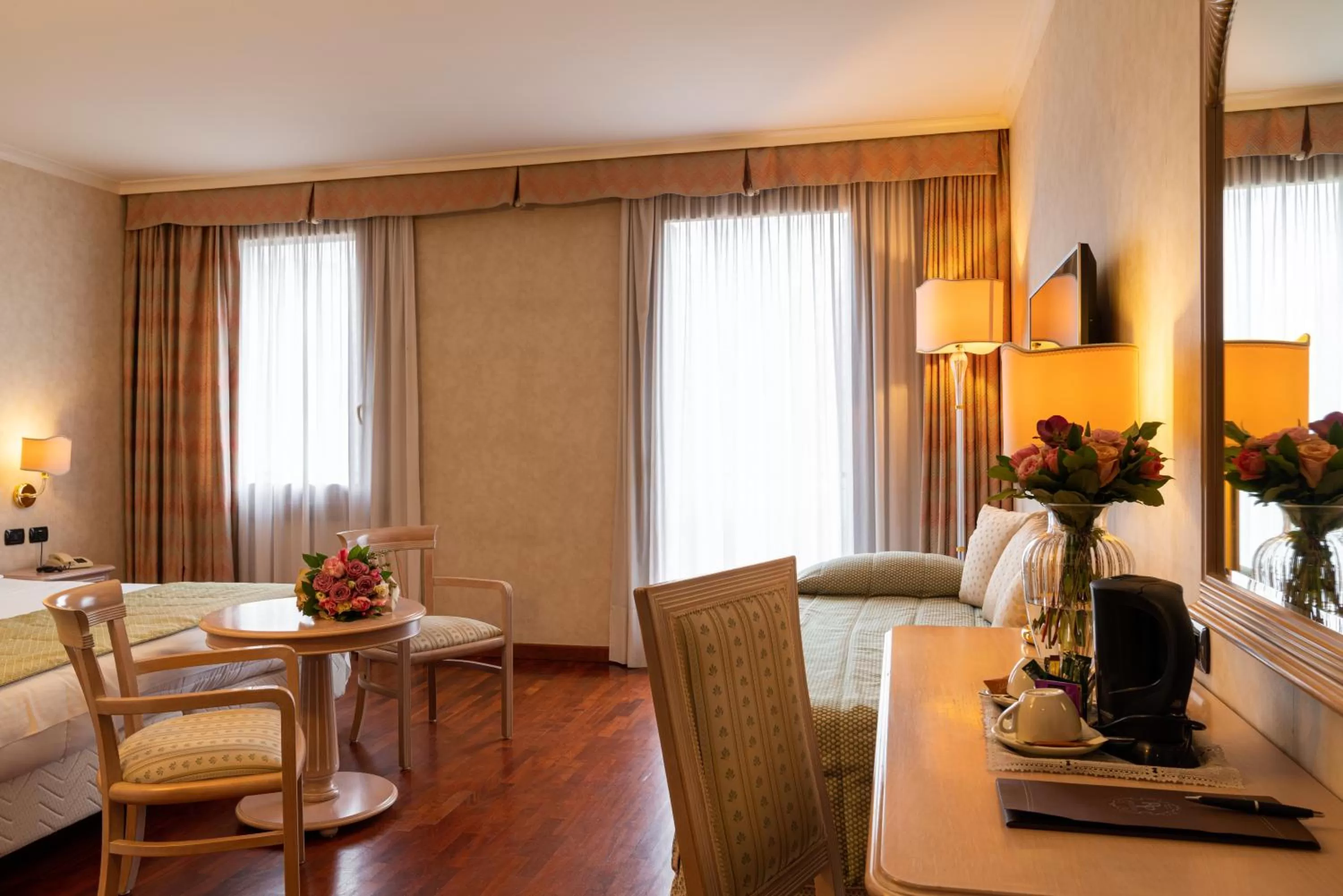 Photo of the whole room in Hotel Roxy Plaza