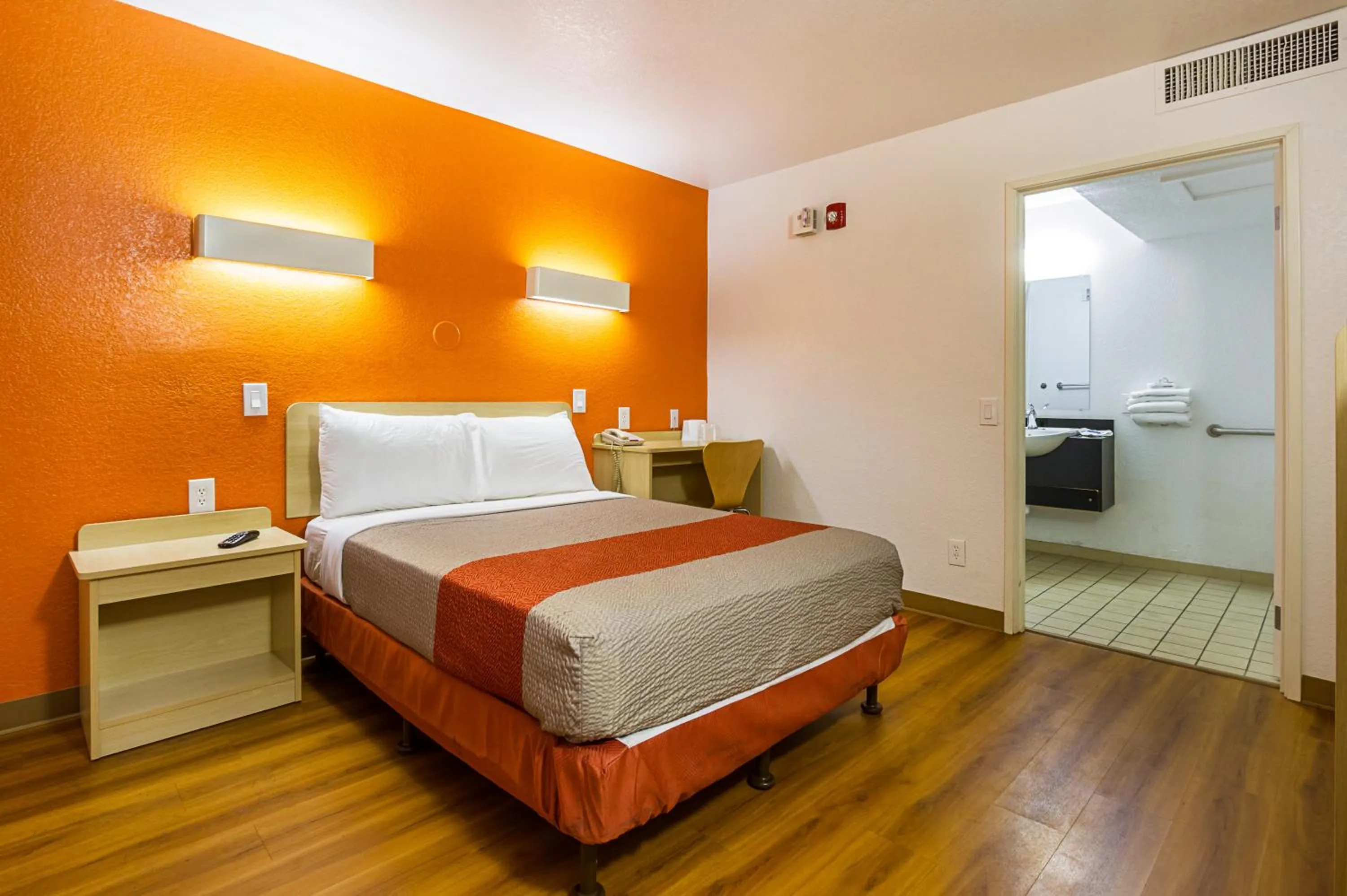 Bedroom, Bed in Motel 6 Mesa North