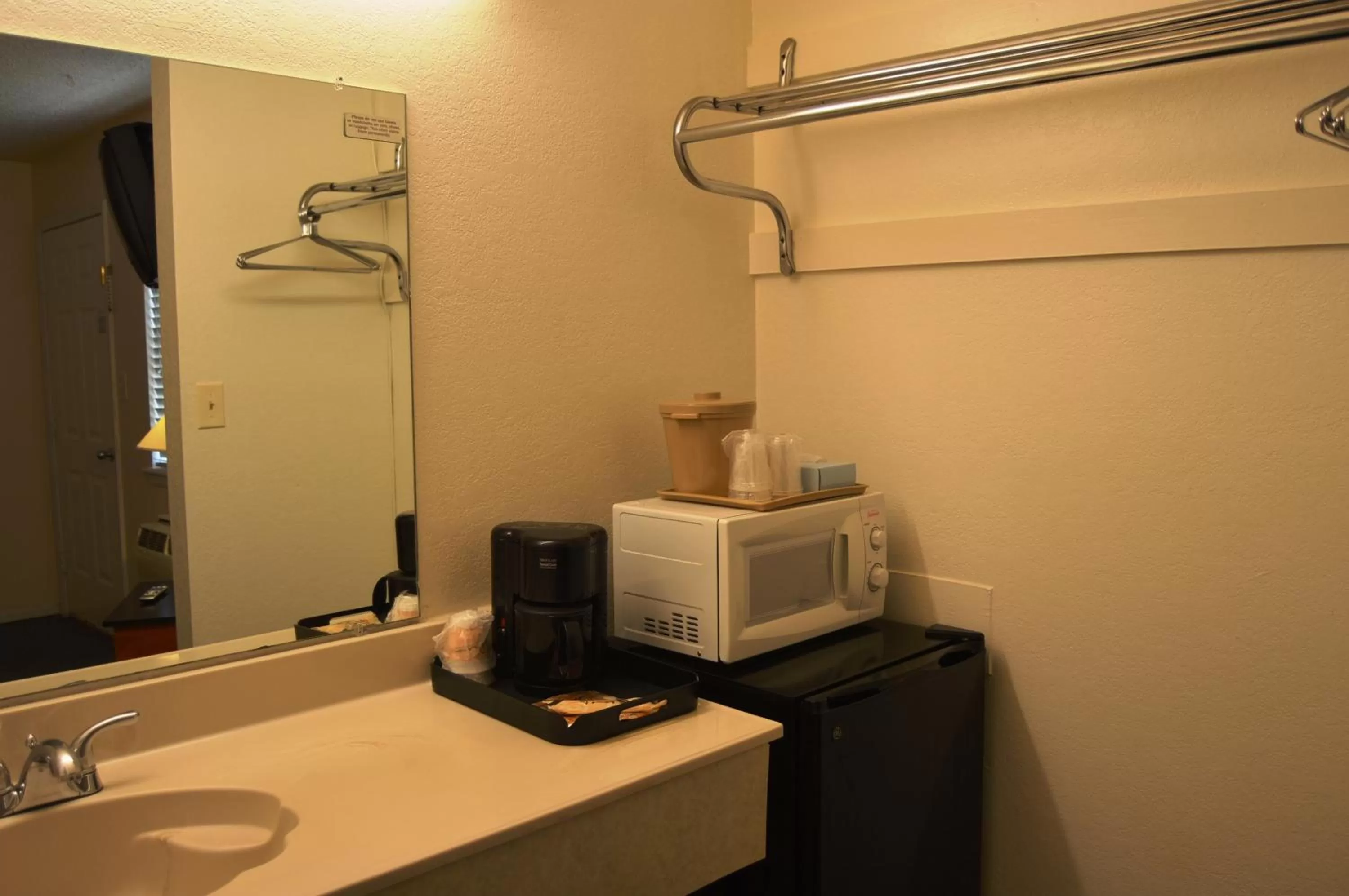 Decorative detail, Kitchen/Kitchenette in Travelers Inn Wilburton