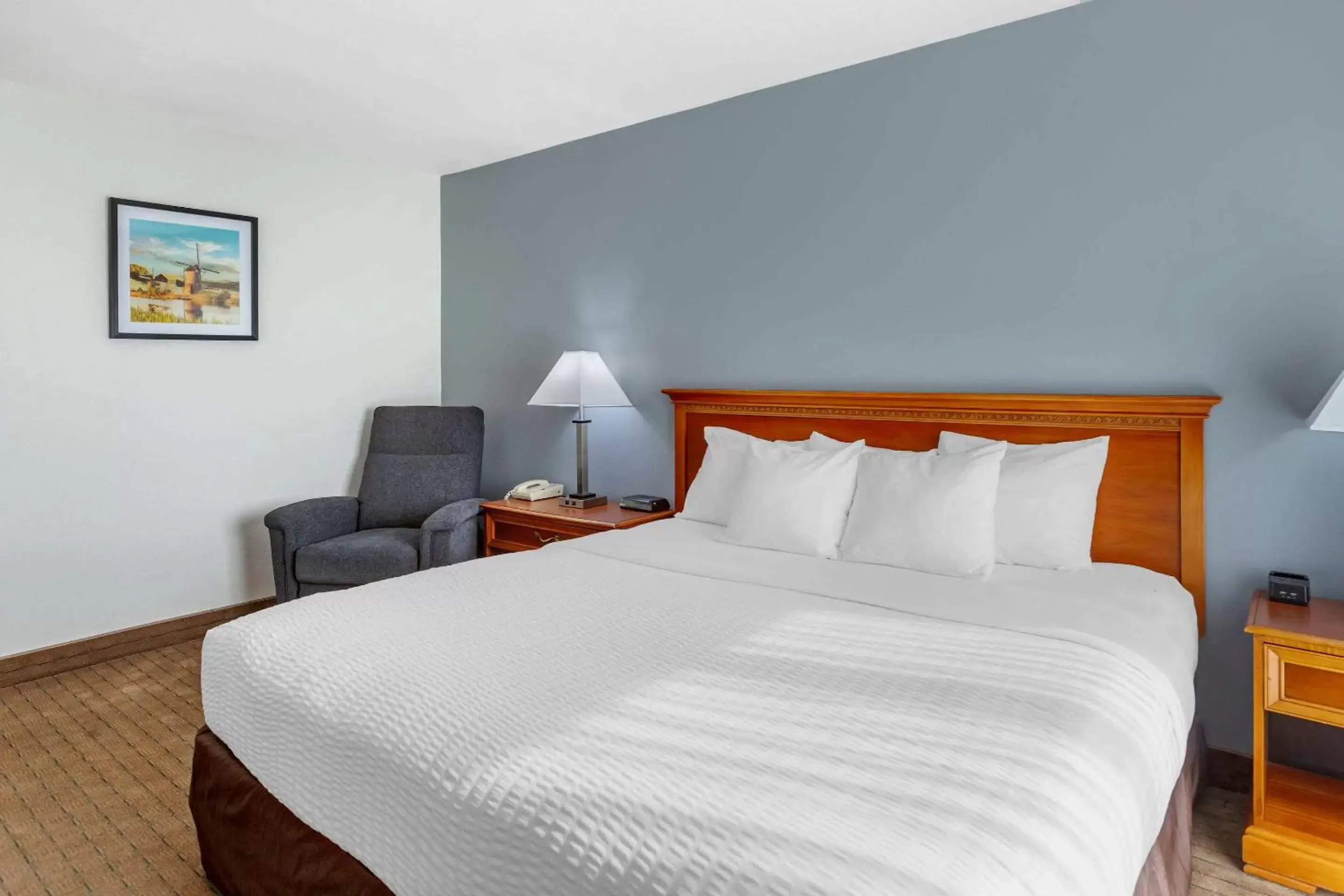 King Room - Dog Friendly Only/Non-Smoking in Clarion Inn Ontario King Room - Dog Friendly Only/Non-Smoking in Clarion Inn Ontario