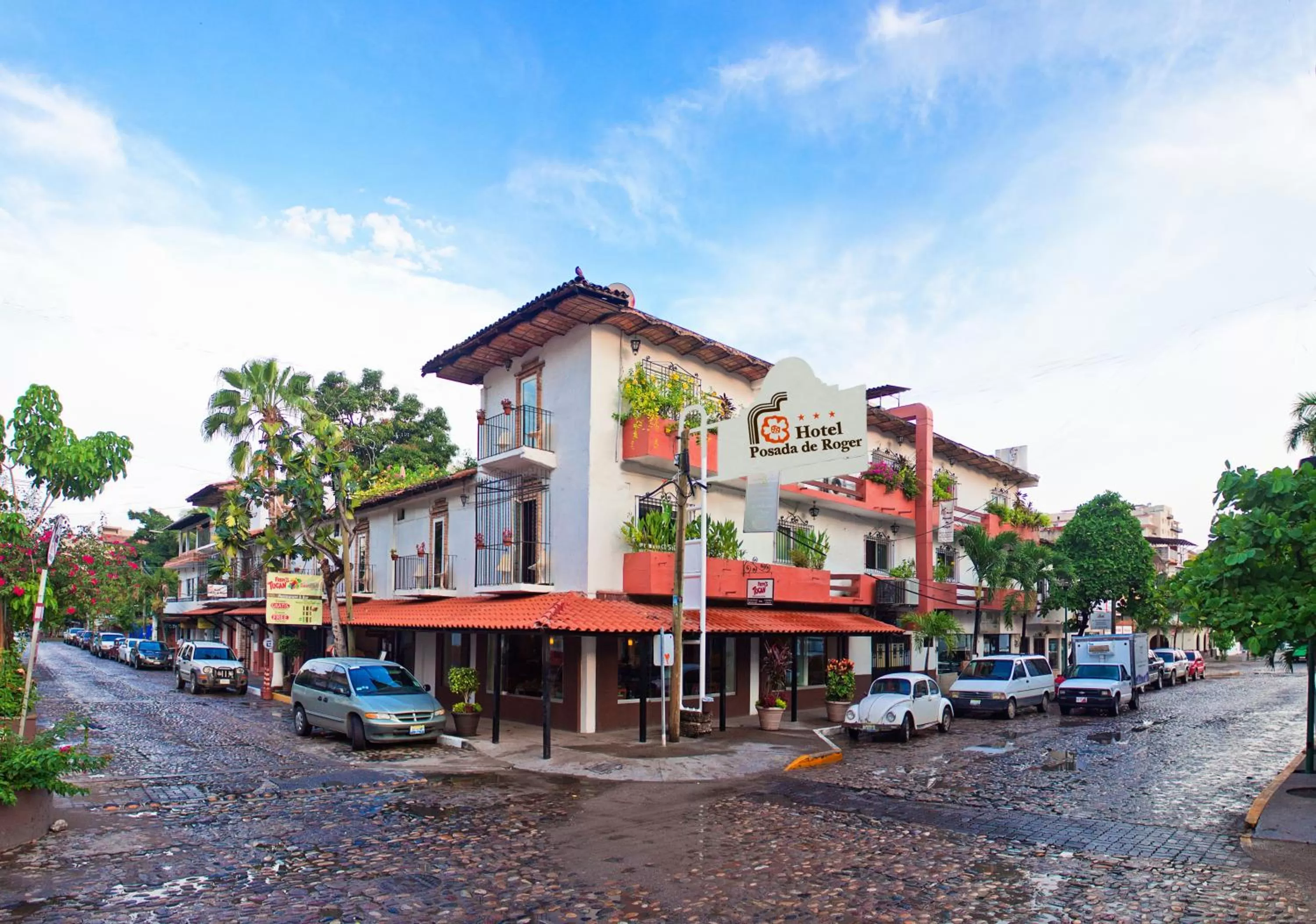 Facade/entrance in Hotel Posada De Roger - Near Los Muertos Beach