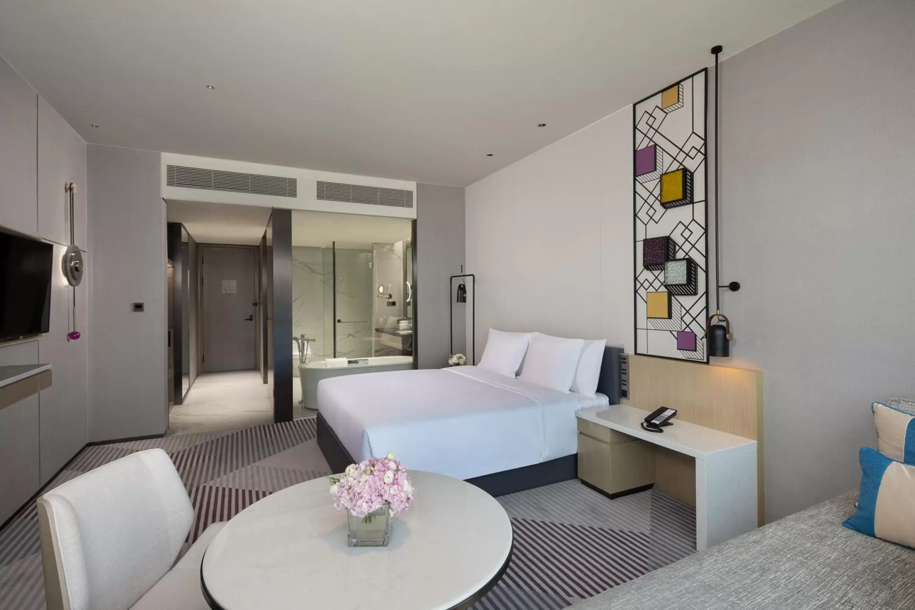 Standard King Room with Lake View in Crowne Plaza Foshan Nanhai-an IHG Hotel-Free Shuttle Bus to Canton Fair Standard King Room with Lake View in Crowne Plaza Foshan Nanhai-an IHG Hotel-Free Shuttle Bus to Canton Fair