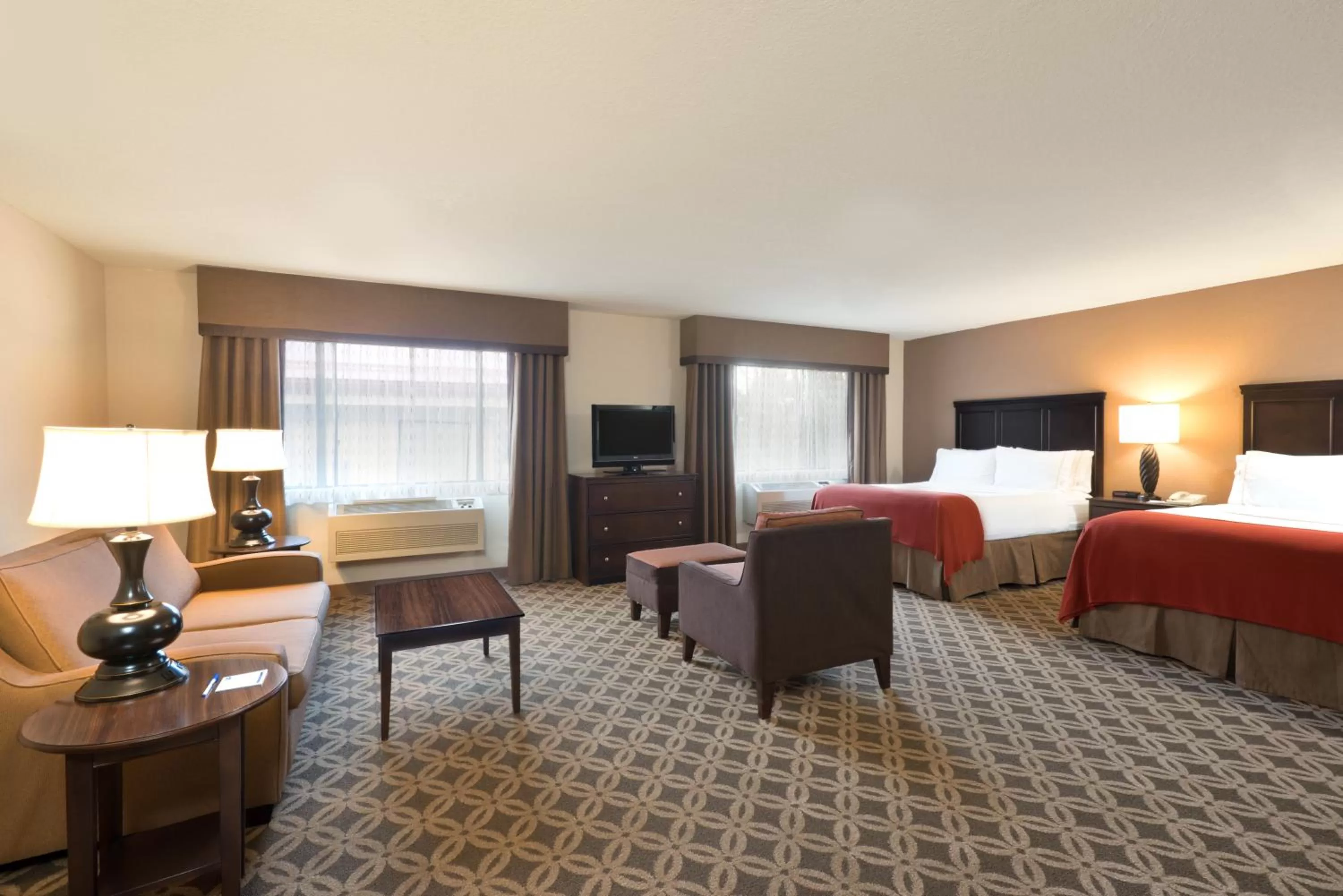 Photo of the whole room, Bed in Holiday Inn Express Show Low by IHG
