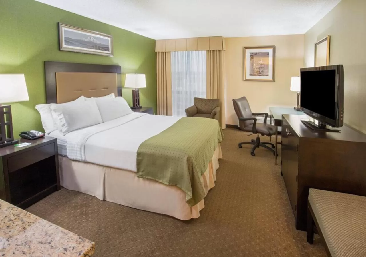 Bed in Holiday Inn Portland-Airport I-205 by IHG
