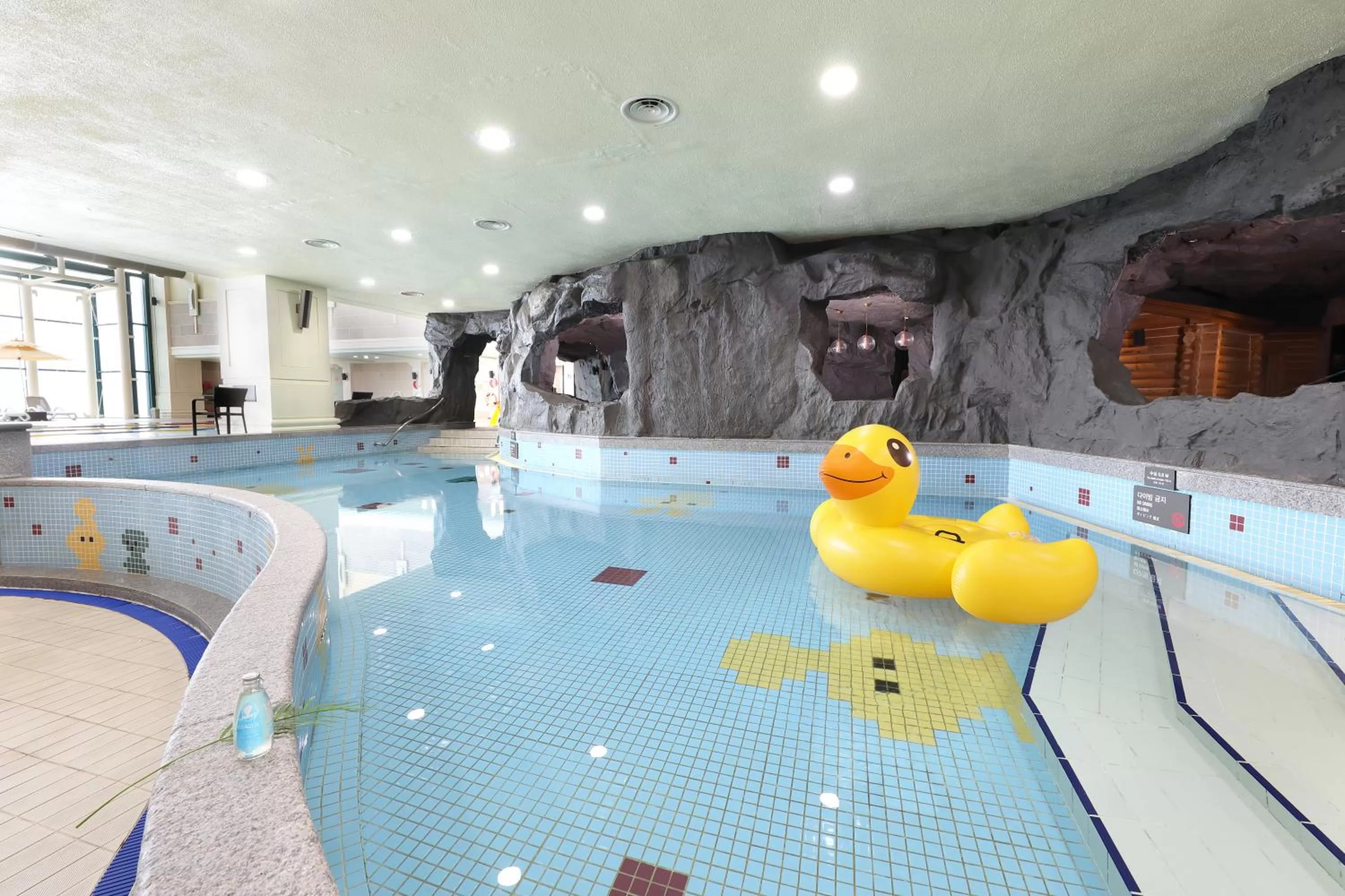 Swimming pool in Ramada Plaza by Wyndham Jeju Ocean Front