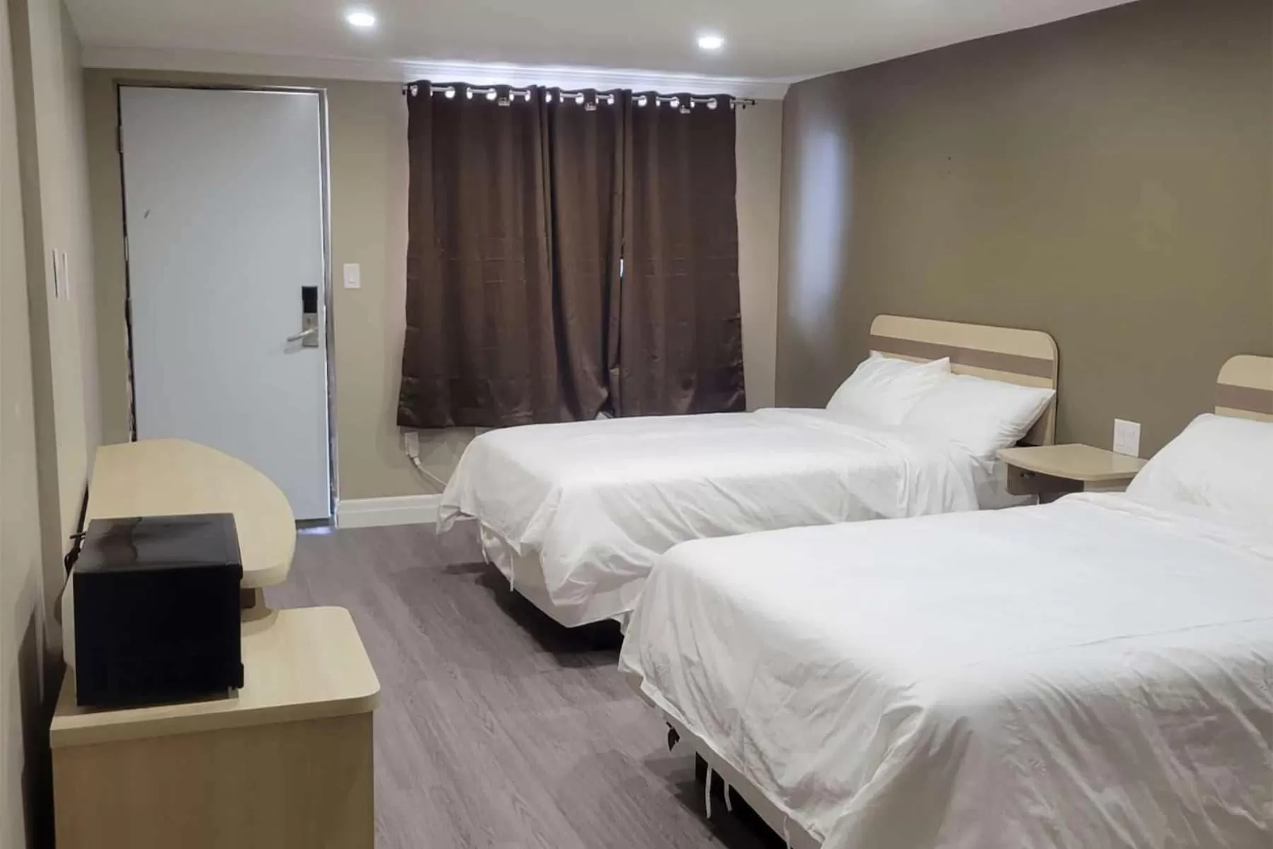 Photo of the whole room in Super 8 by Wyndham Niagara Falls ON