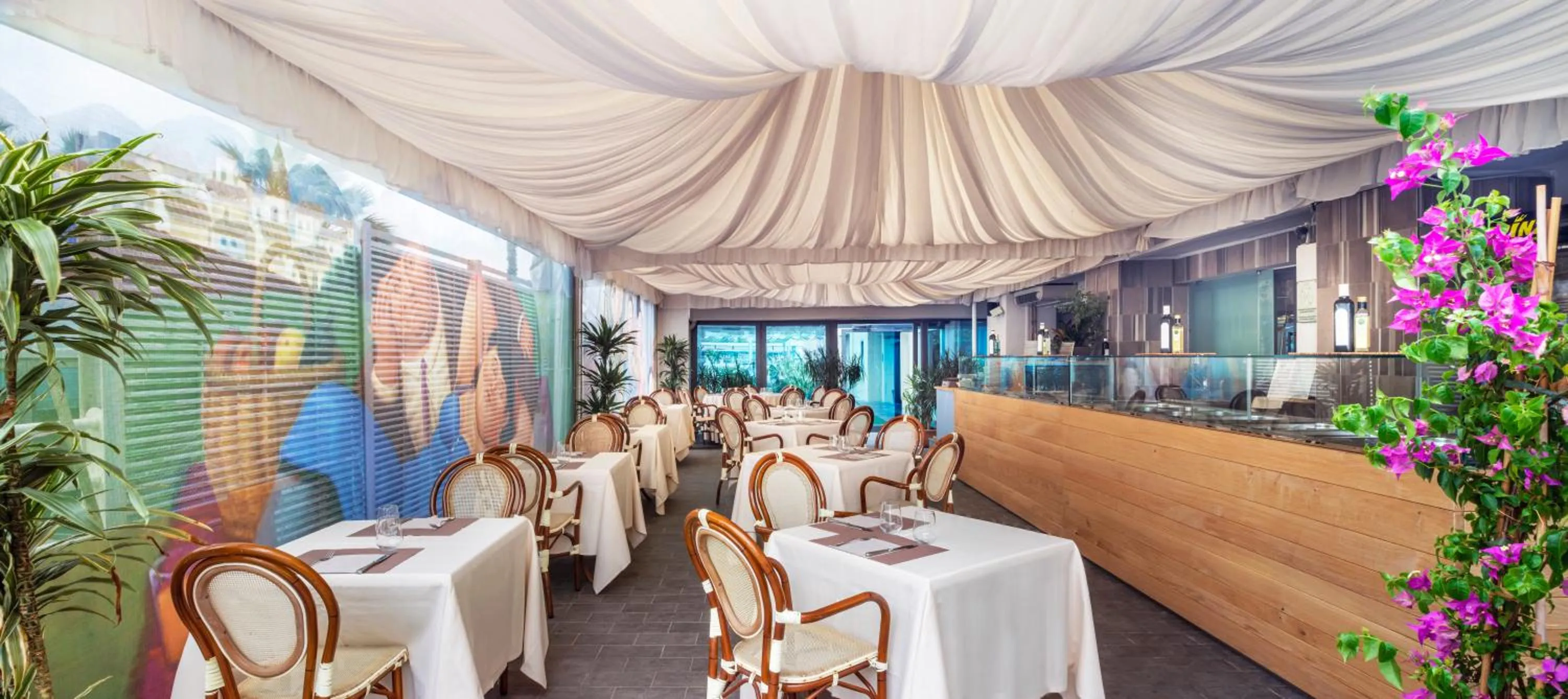 Restaurant/places to eat in Grand Hotel Continental