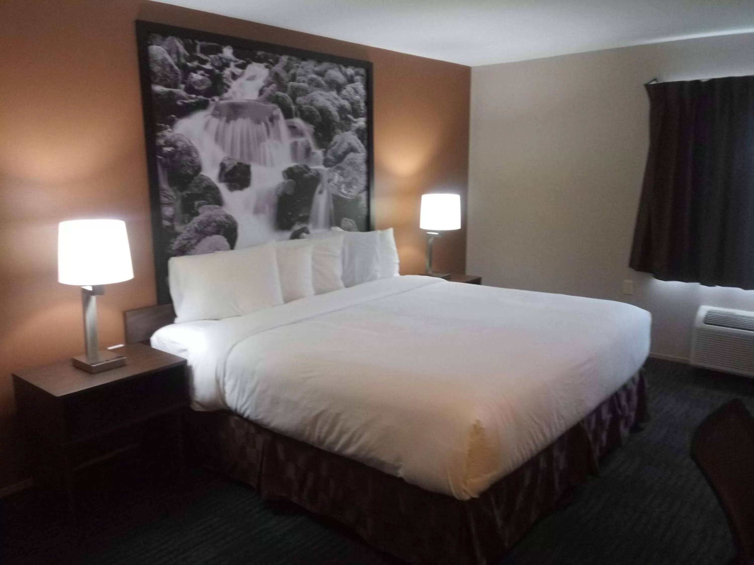 Bed in Super 8 by Wyndham Lynnwood