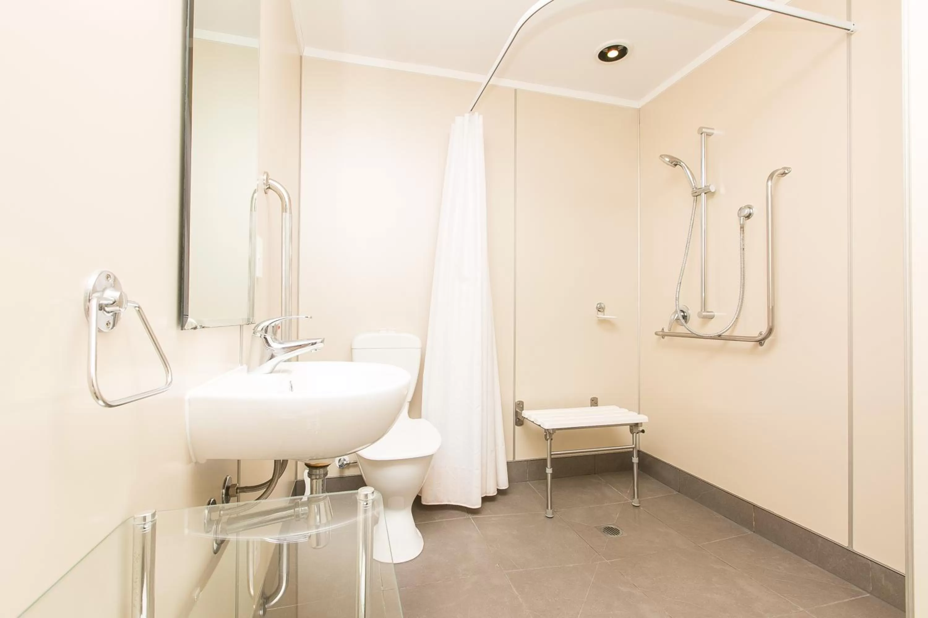 Bathroom in Parkview Motor Inn