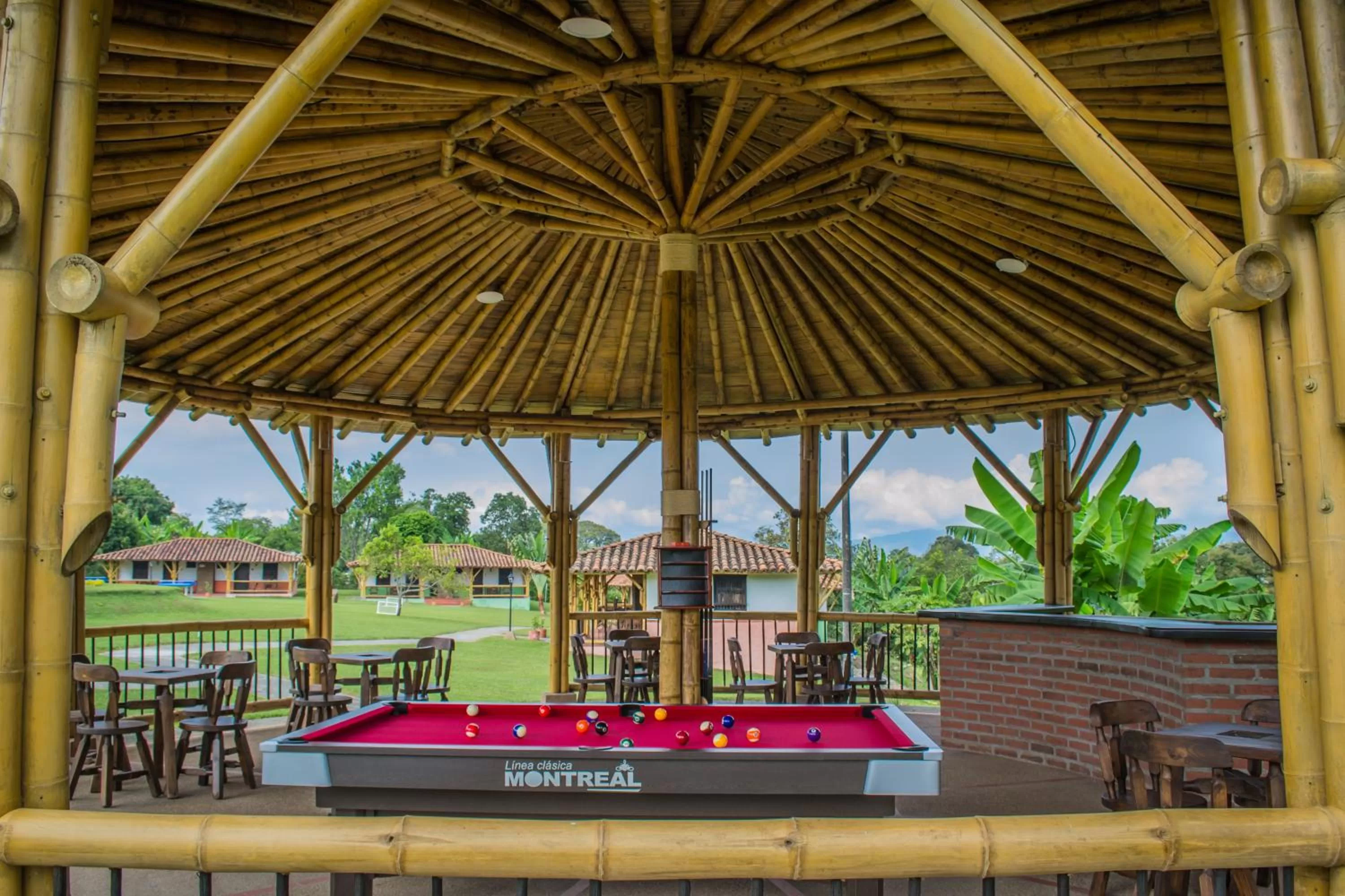 Communal lounge/ TV room, Billiards in Hotel Campestre Montecarlo