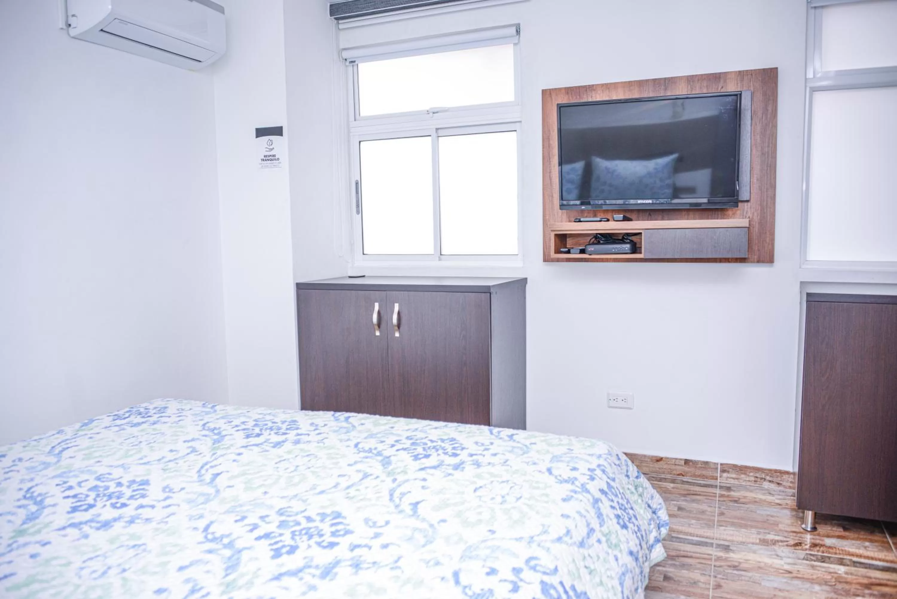 Bed, TV/Entertainment Center in Miracle