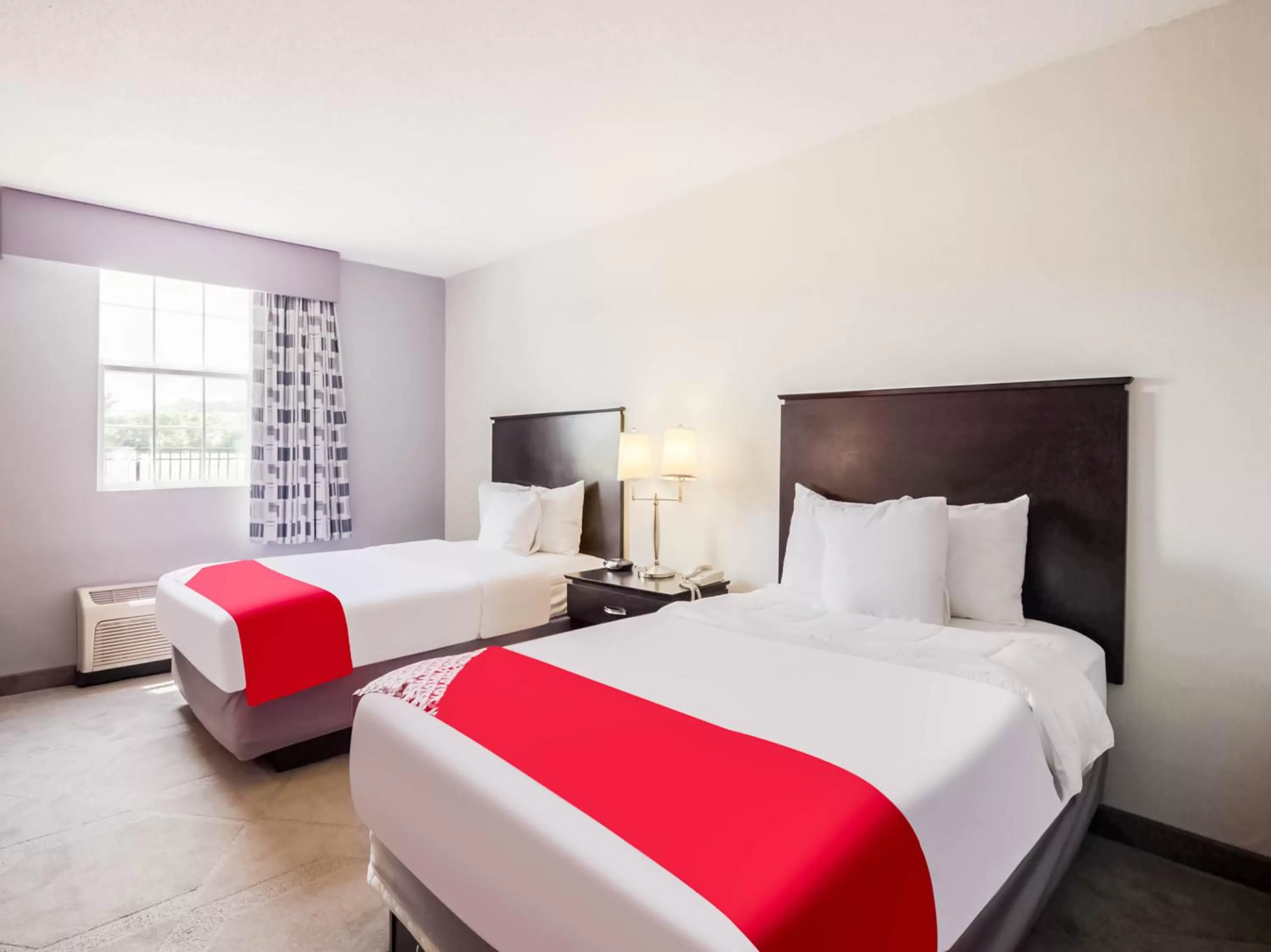 Bedroom in Days Inn by Wyndham Conneaut