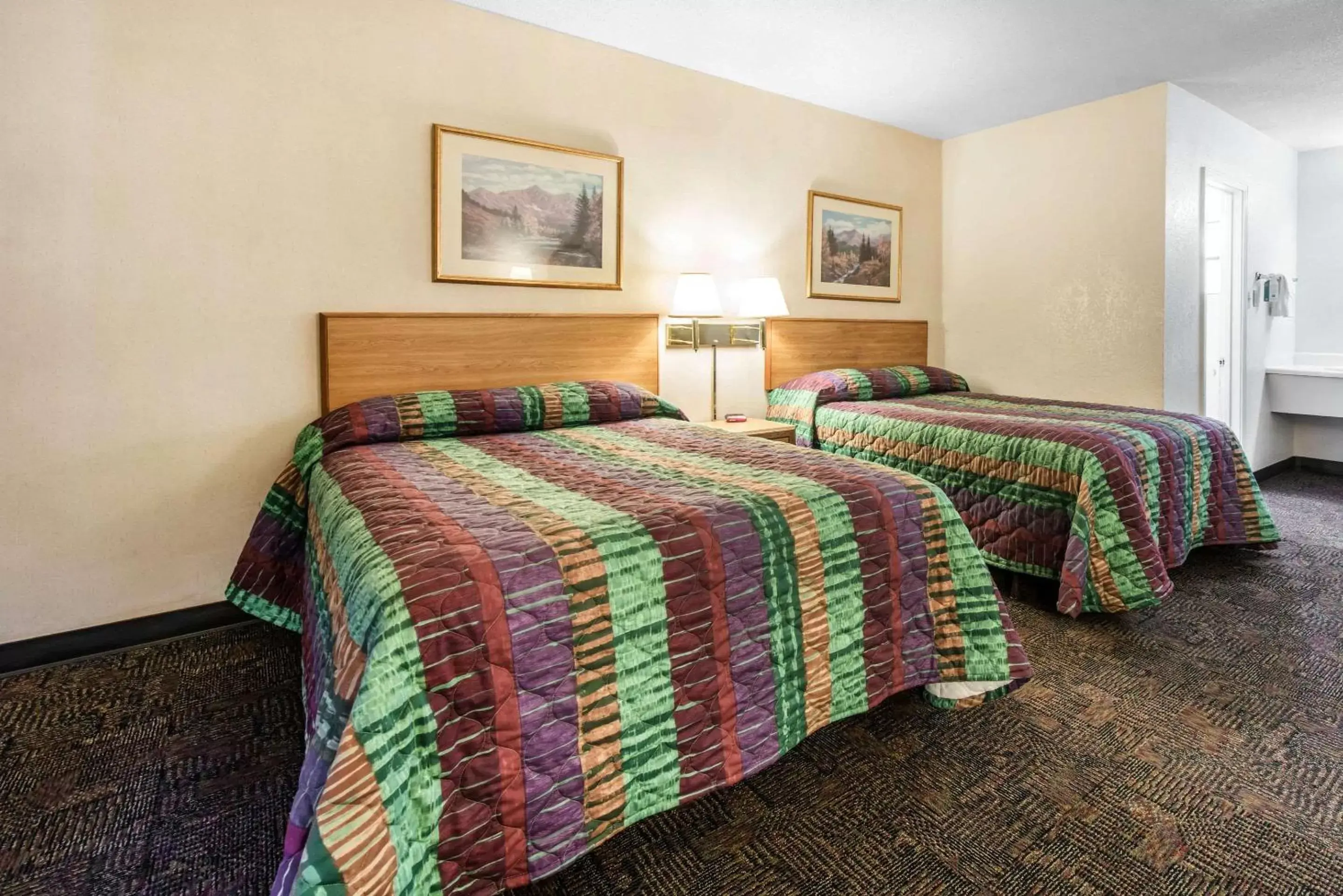 Double Room with Two Double Beds - single occupancy - Pet Friendly/Non-Smoking in Rodeway Inn & Suites Colorado Springs Double Room with Two Double Beds - single occupancy - Pet Friendly/Non-Smoking in Rodeway Inn & Suites Colorado Springs