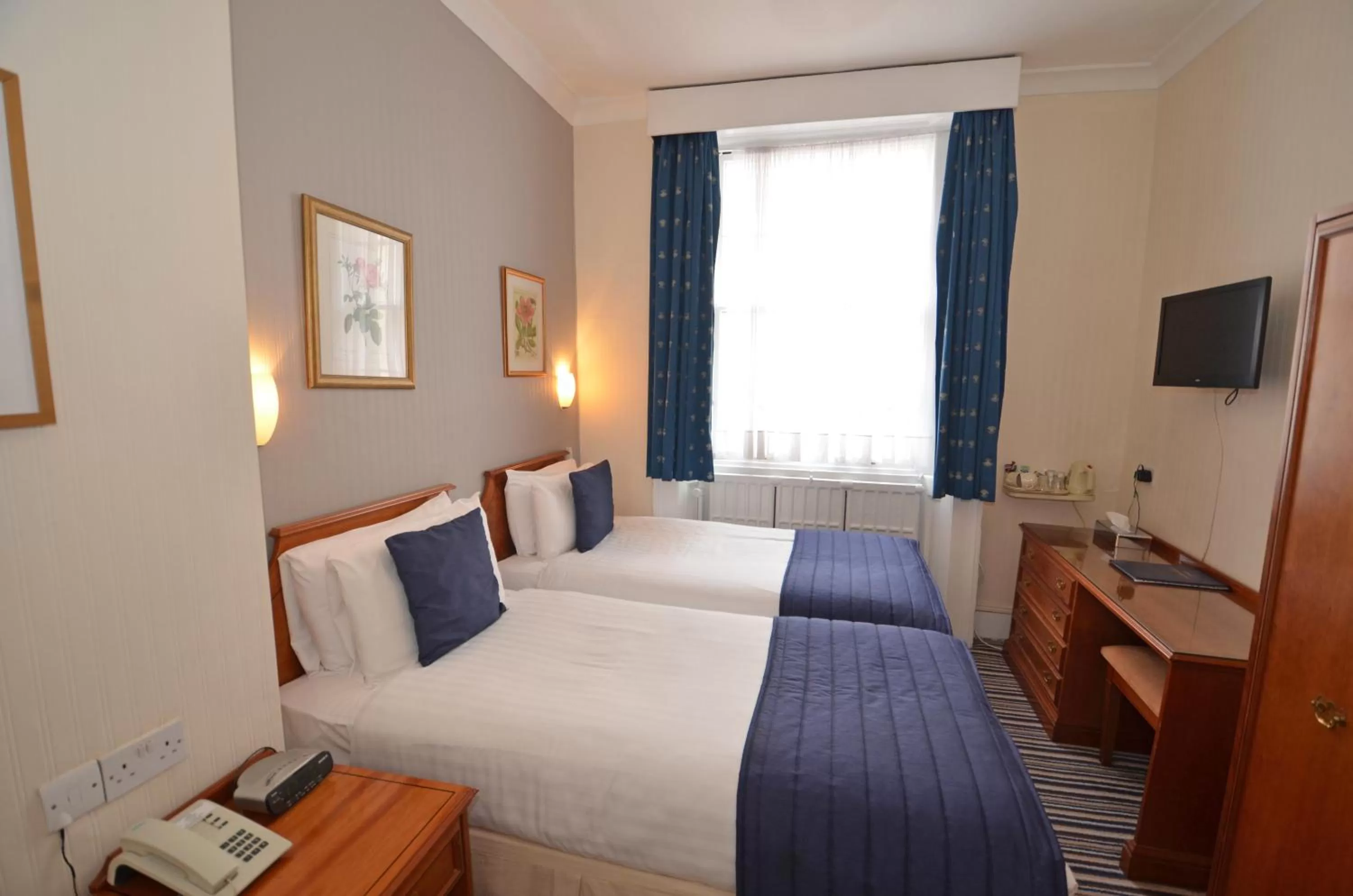 Photo of the whole room, Bed in Parkwood Hotel