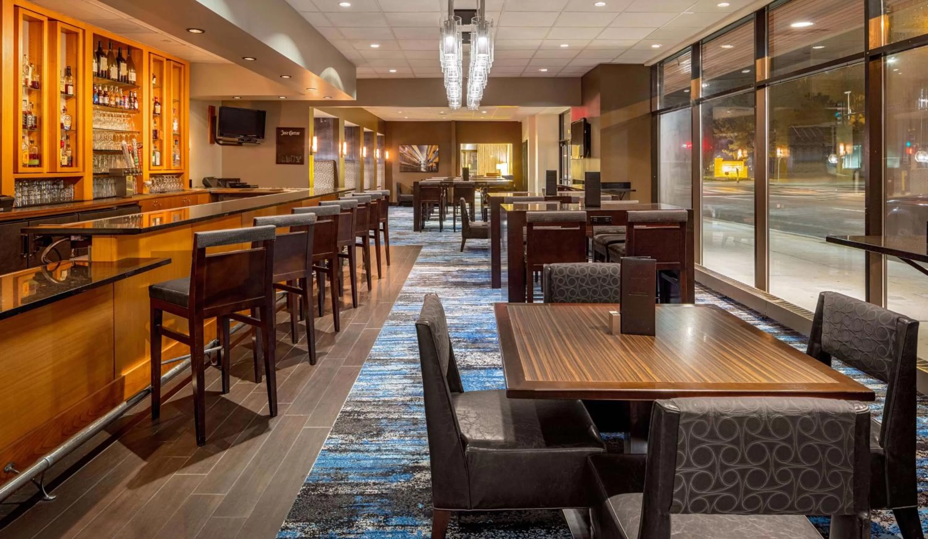 Restaurant/places to eat in DoubleTree Suites by Hilton Minneapolis Downtown