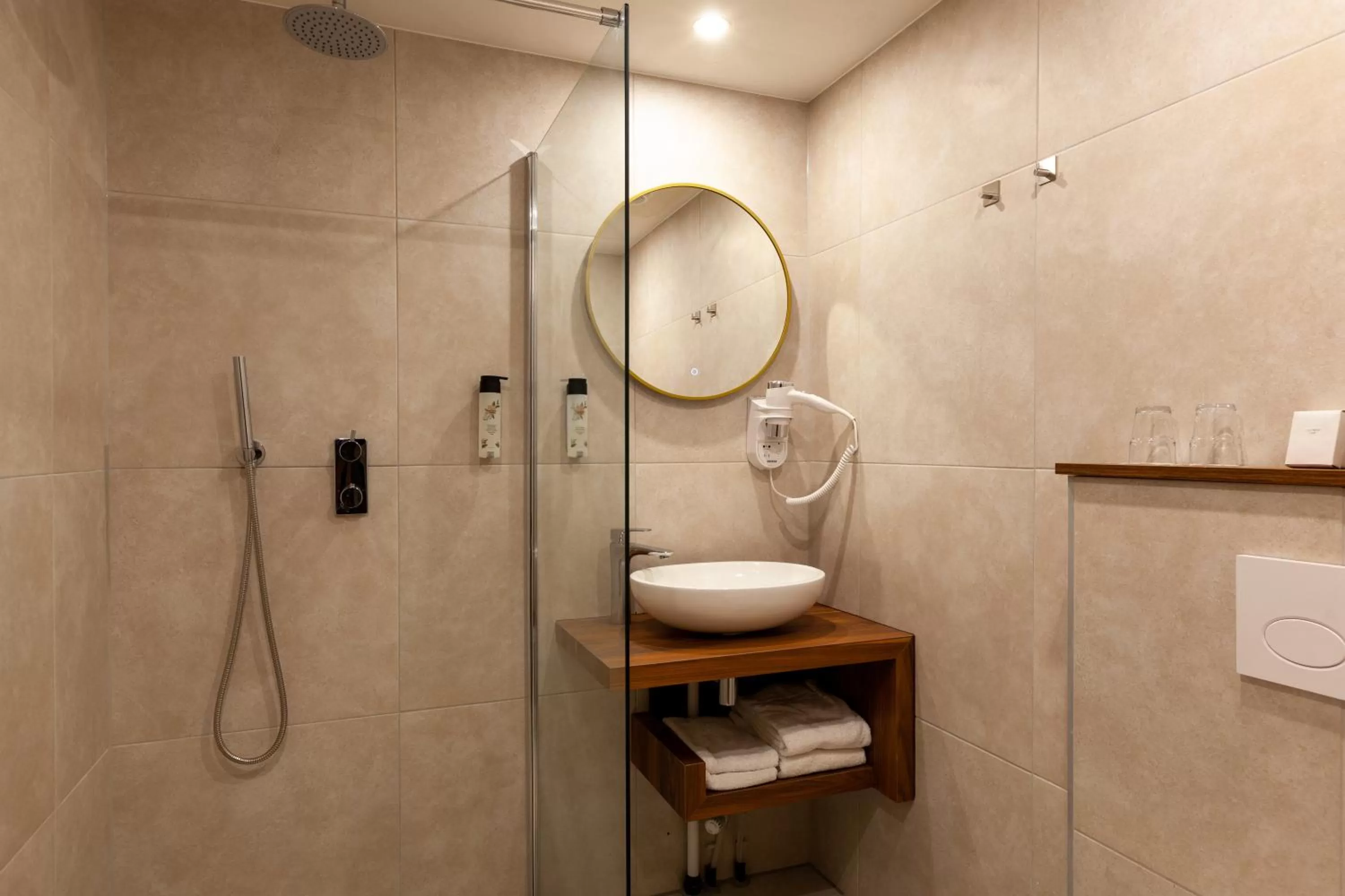 Shower in Amsterdam Hotel Uithoorn