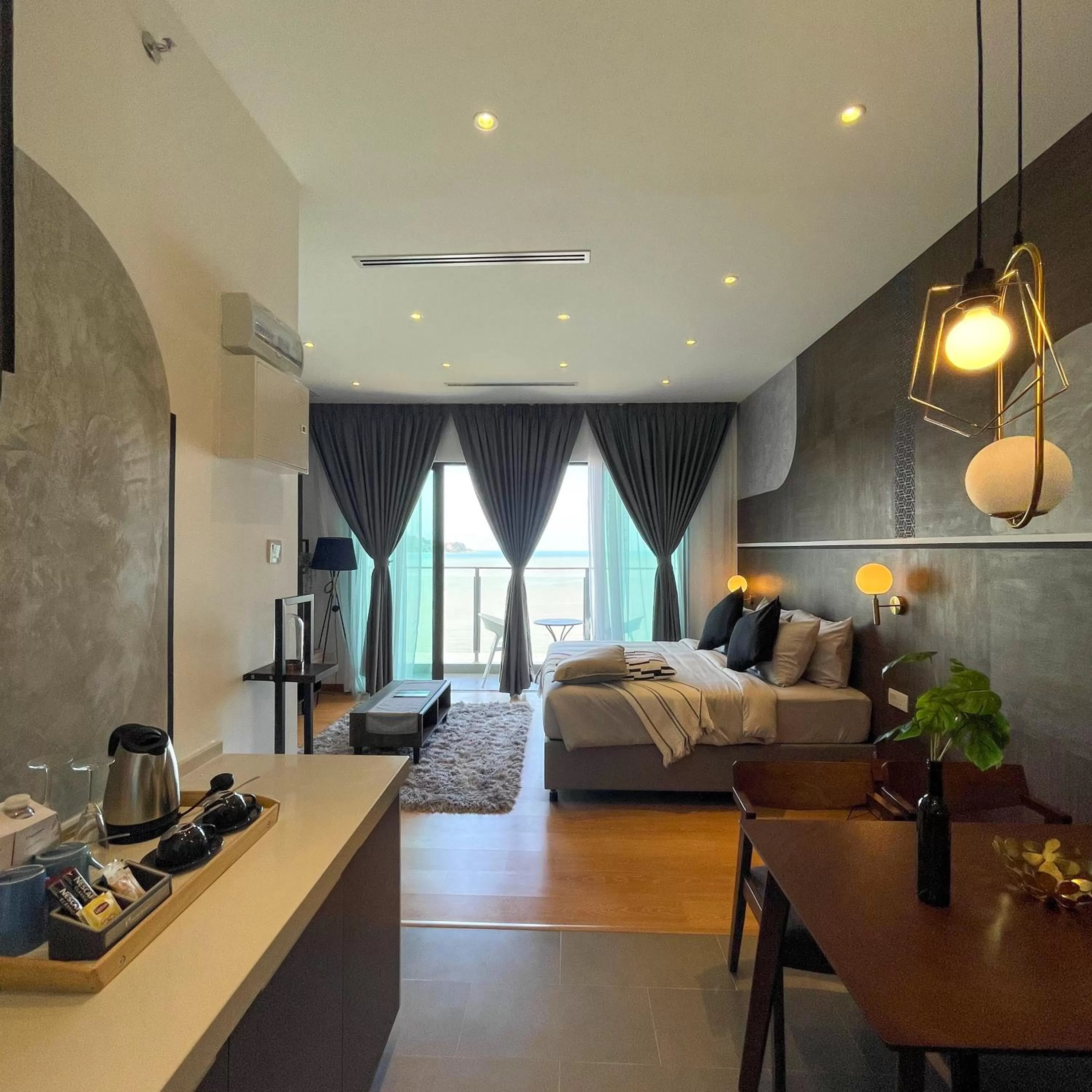 Kitchen or kitchenette, Bed in Swiss-Belhotel Kuantan