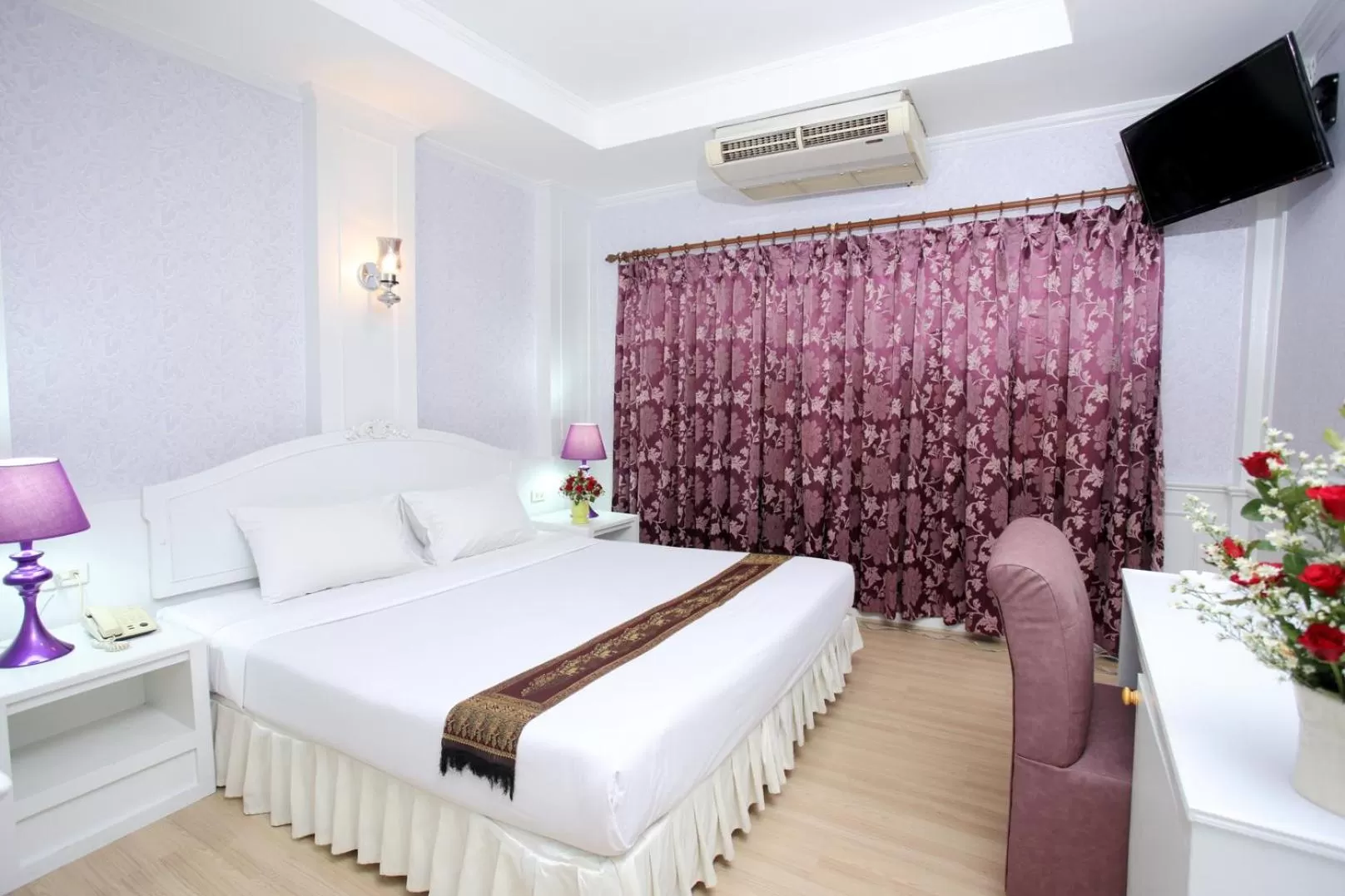 Bed in PJ Watergate Hotel