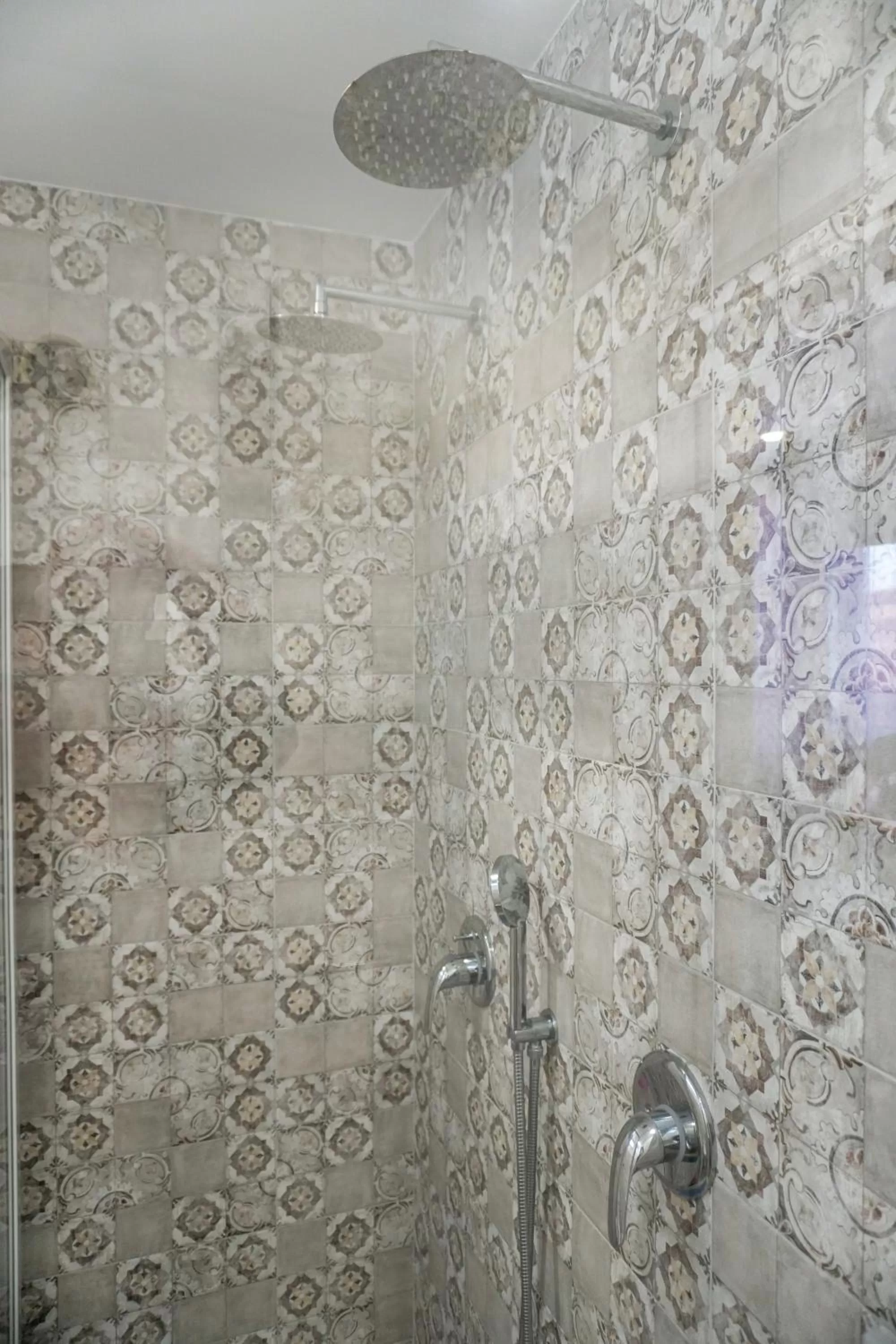 Shower in B&B porta Garibaldi