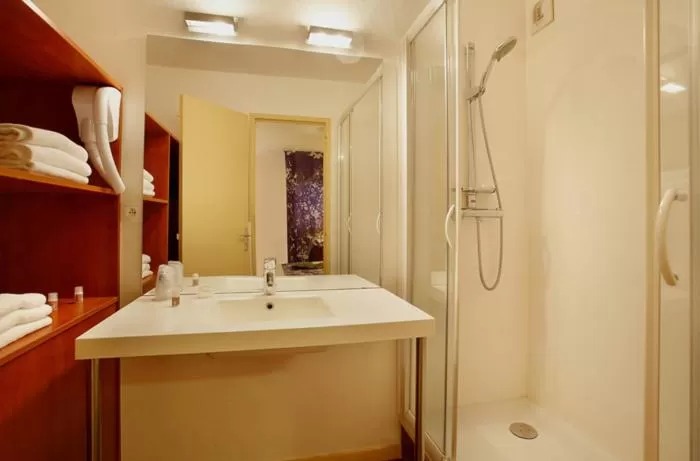 Bathroom in Logis Hôtel Novalis Quimperlé