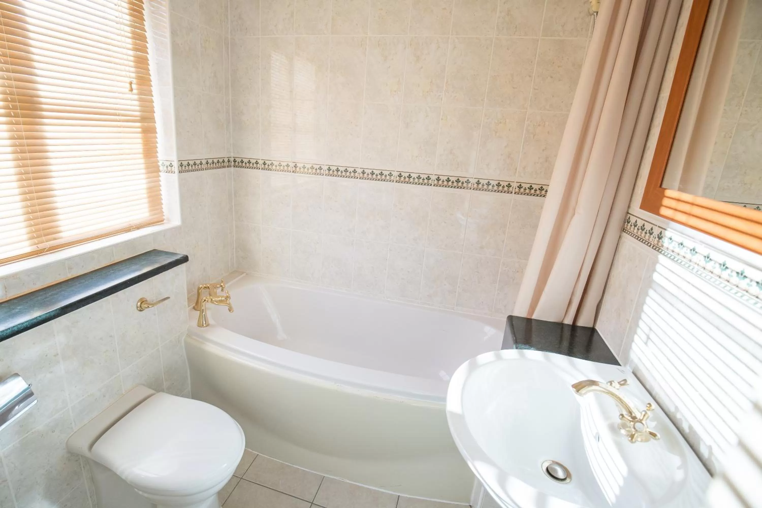 Bathroom in The Peacock Townhouse Hotel Kenilworth - Warwick