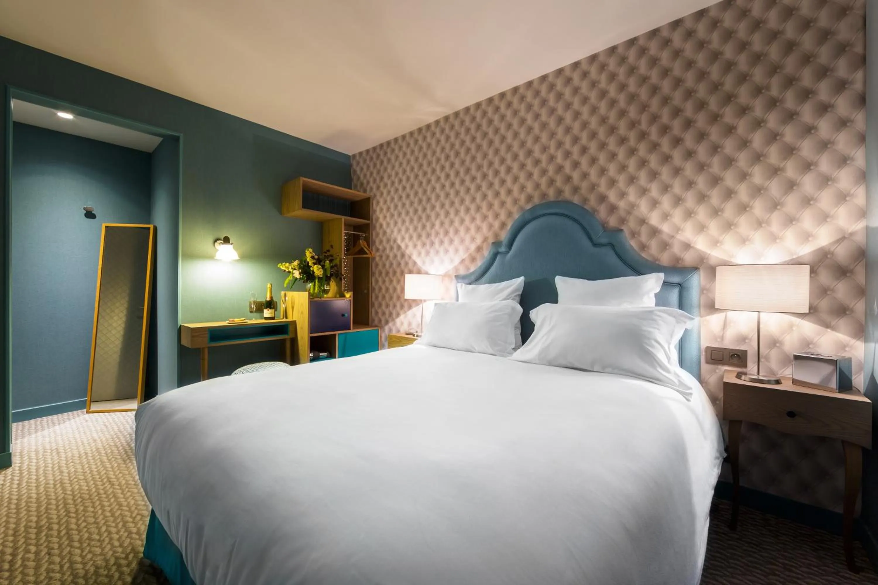 Bedroom, Bed in Hôtel La Parizienne - Proche Montparnasse