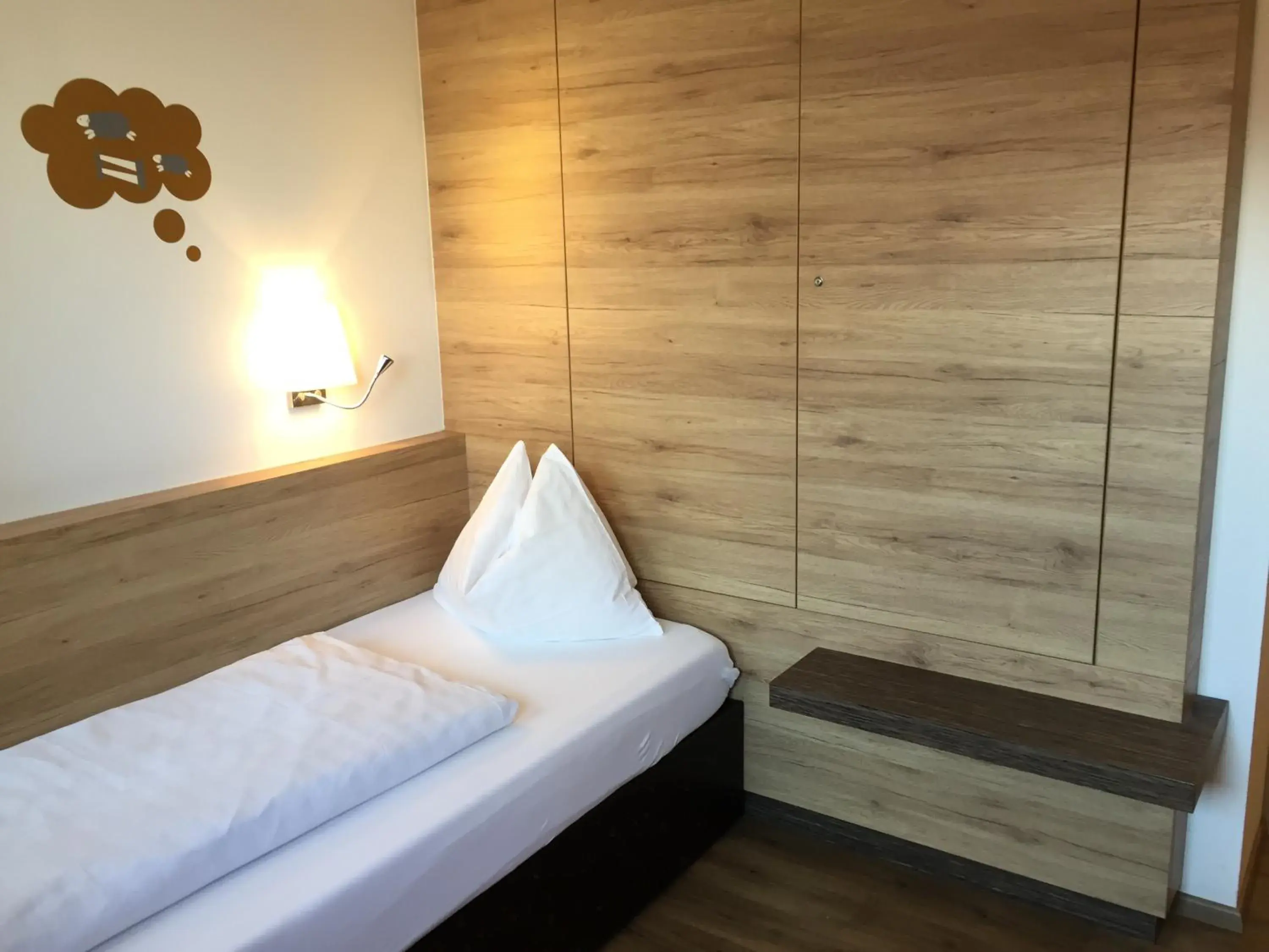 Budget Single Room in Dollinger Budget Single Room in Dollinger