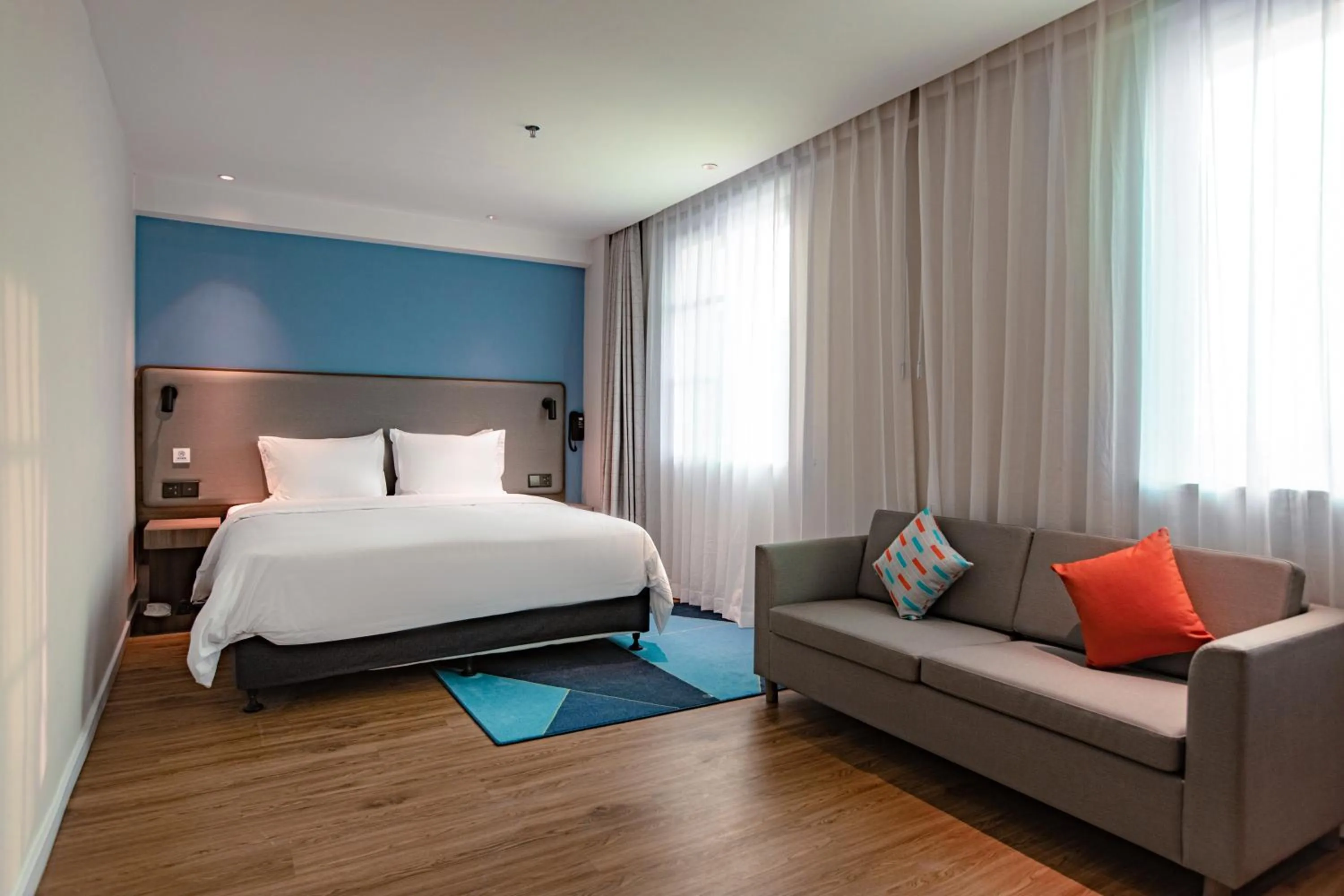 Photo of the whole room, Bed in Holiday Inn Express Shantou City Center by IHG