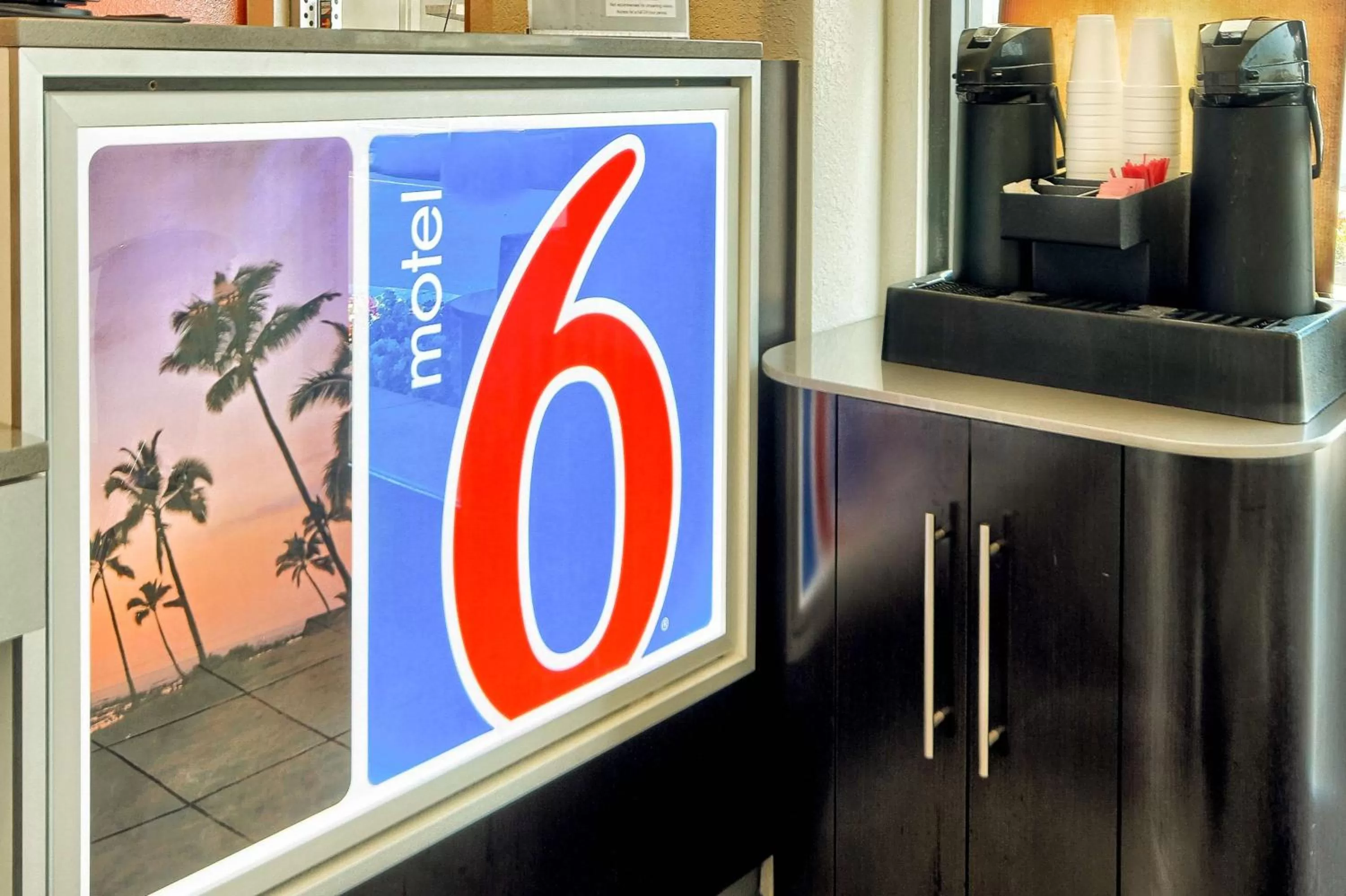 Coffee/tea facilities in Motel 6-Fresno, CA - Blackstone North
