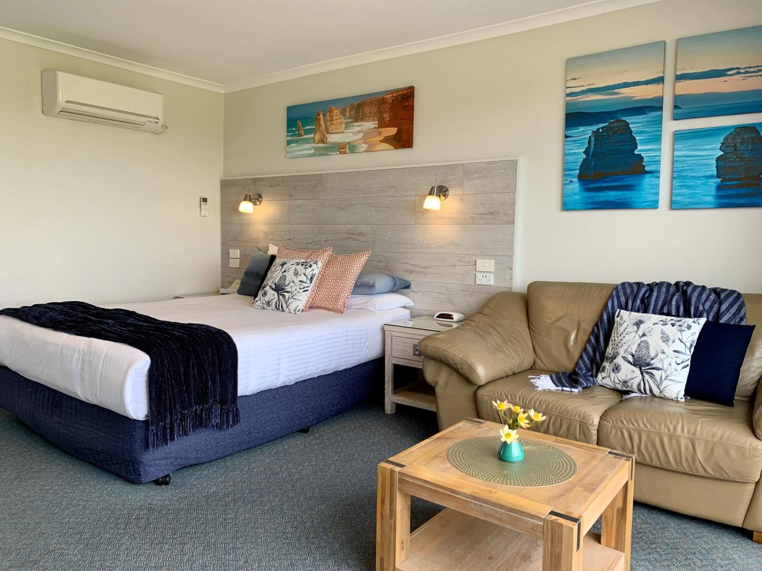 Seating area, Bed in Apollo Bay Waterfront Motor Inn