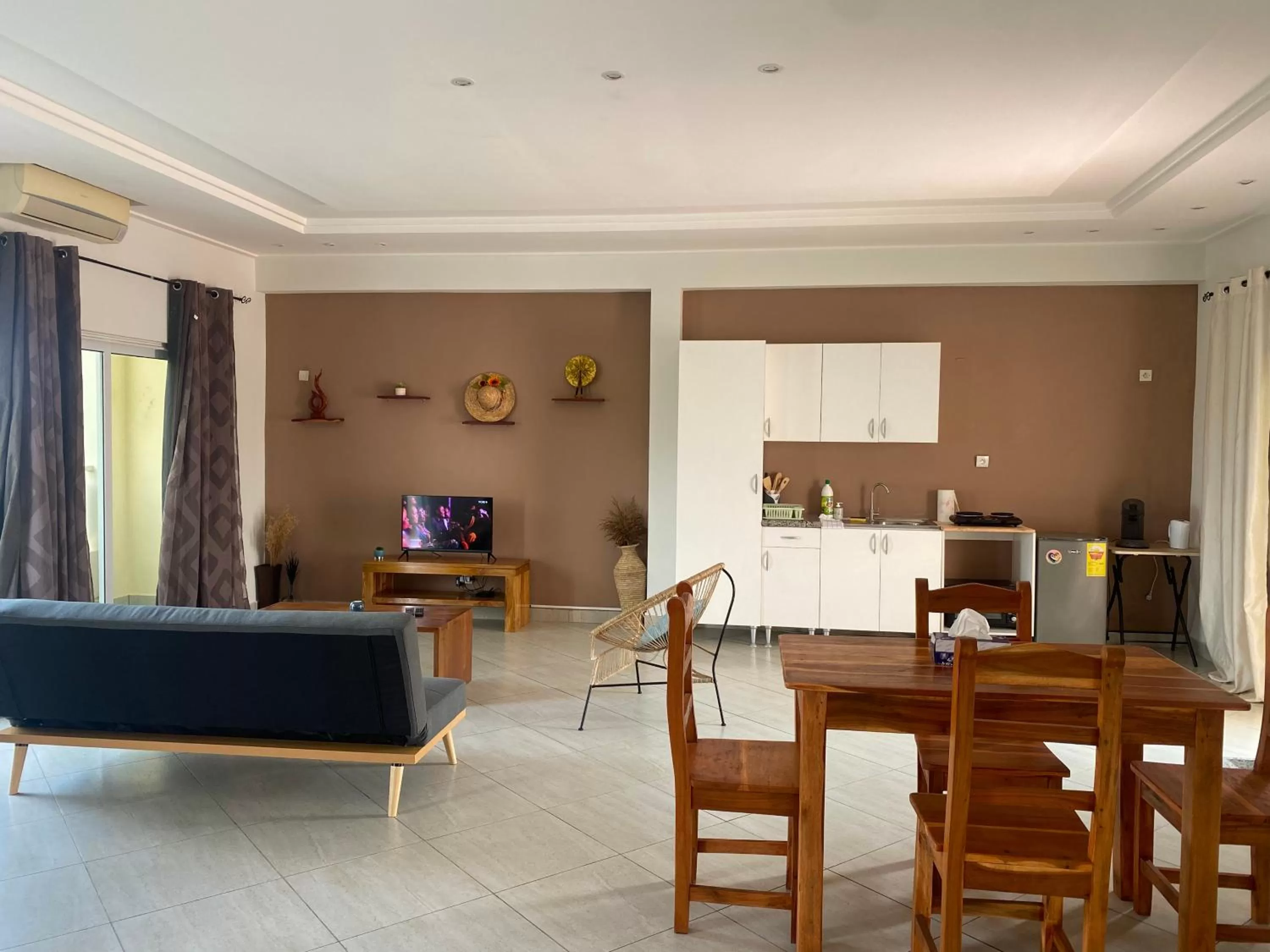 Dining Area in L'Oasis Guesthouse