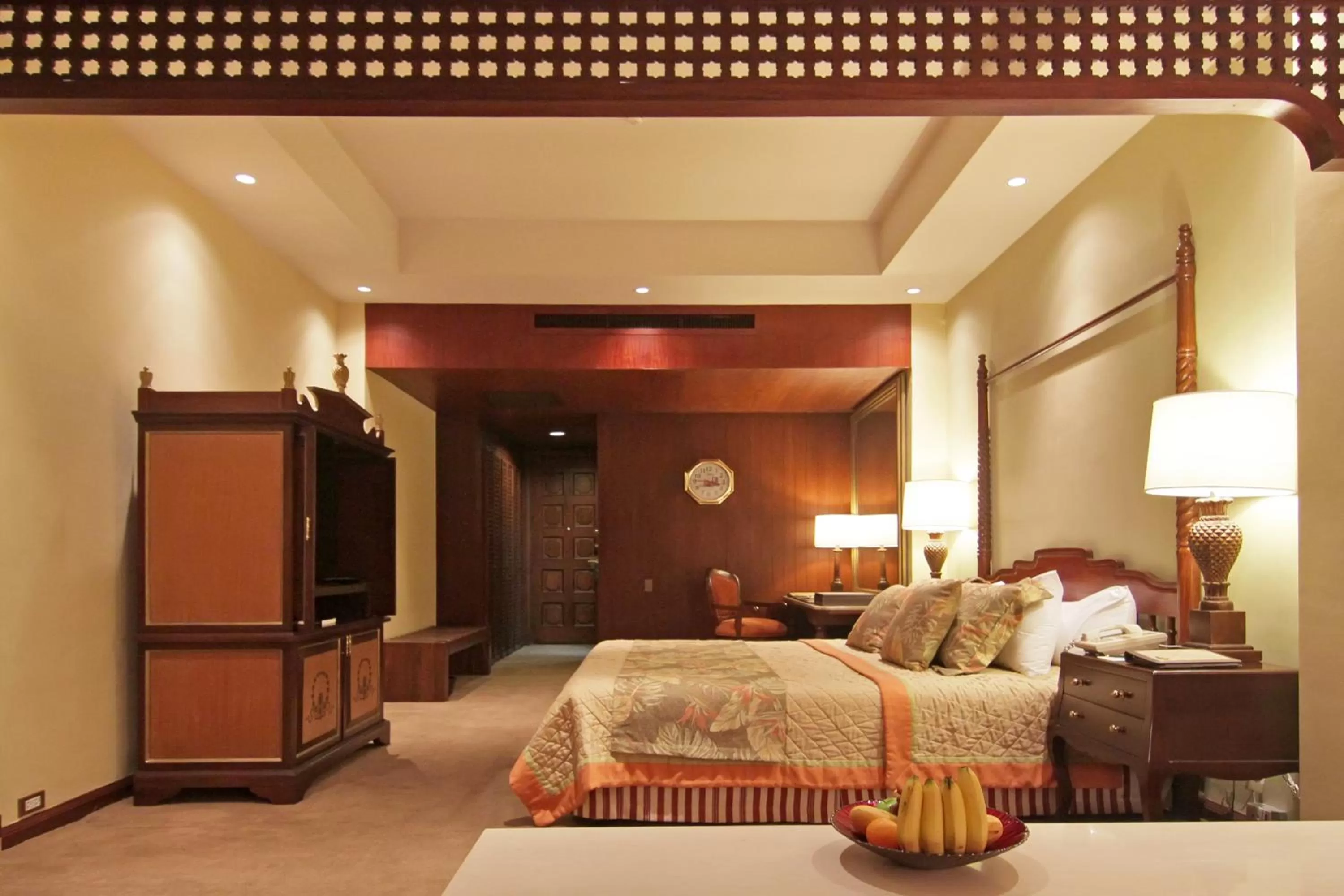 Photo of the whole room, Bed in The Manila Hotel