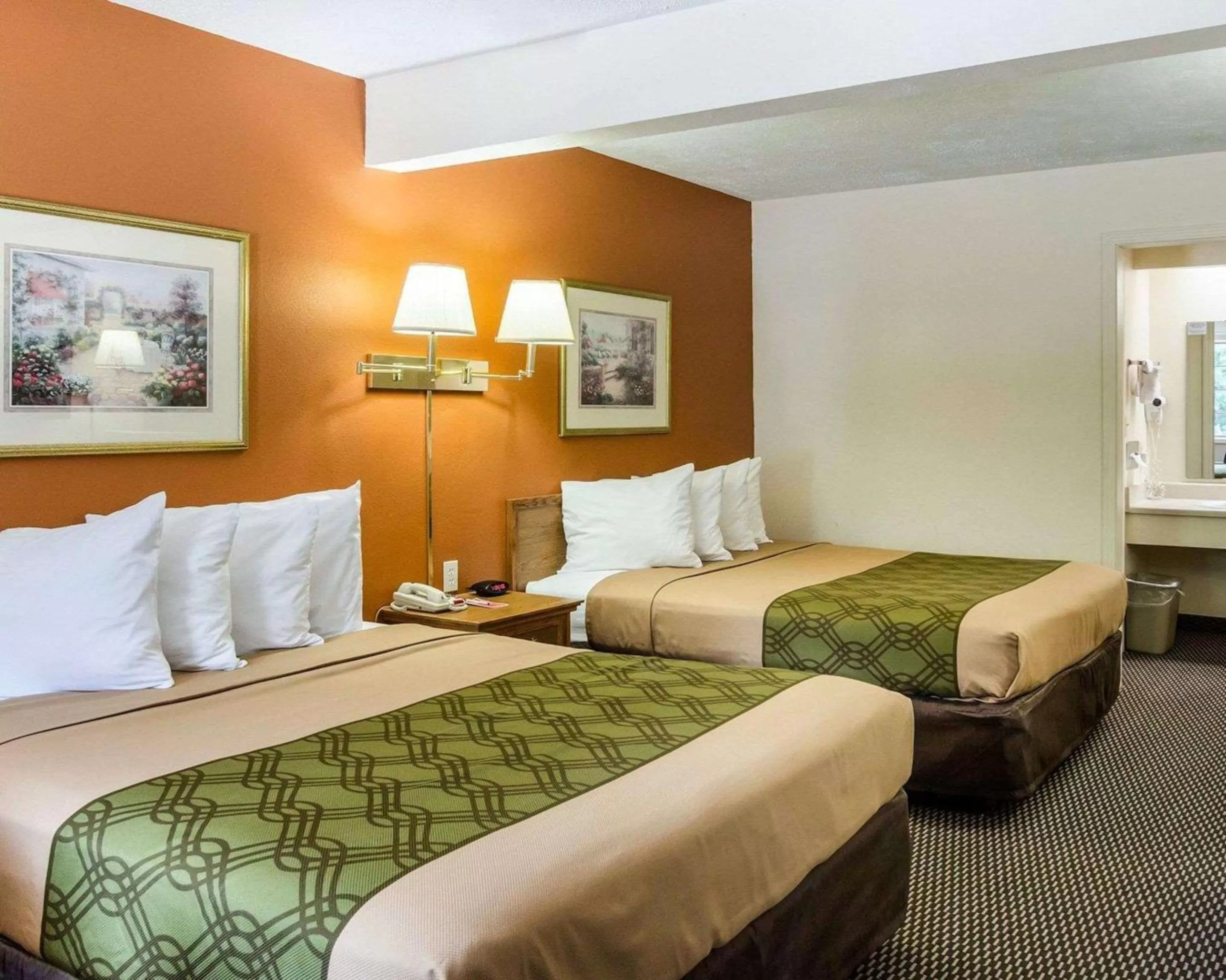 Bedroom, Bed in Econo Lodge Lawrence near University