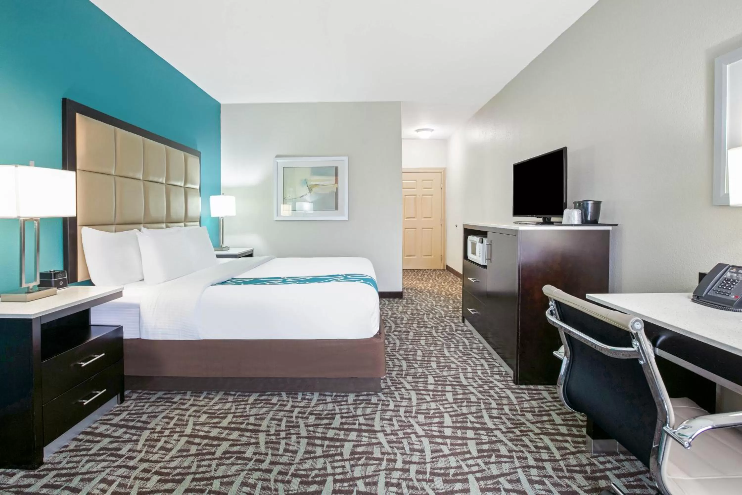 Bedroom, Bed in La Quinta Inn and Suites by Wyndham Paris