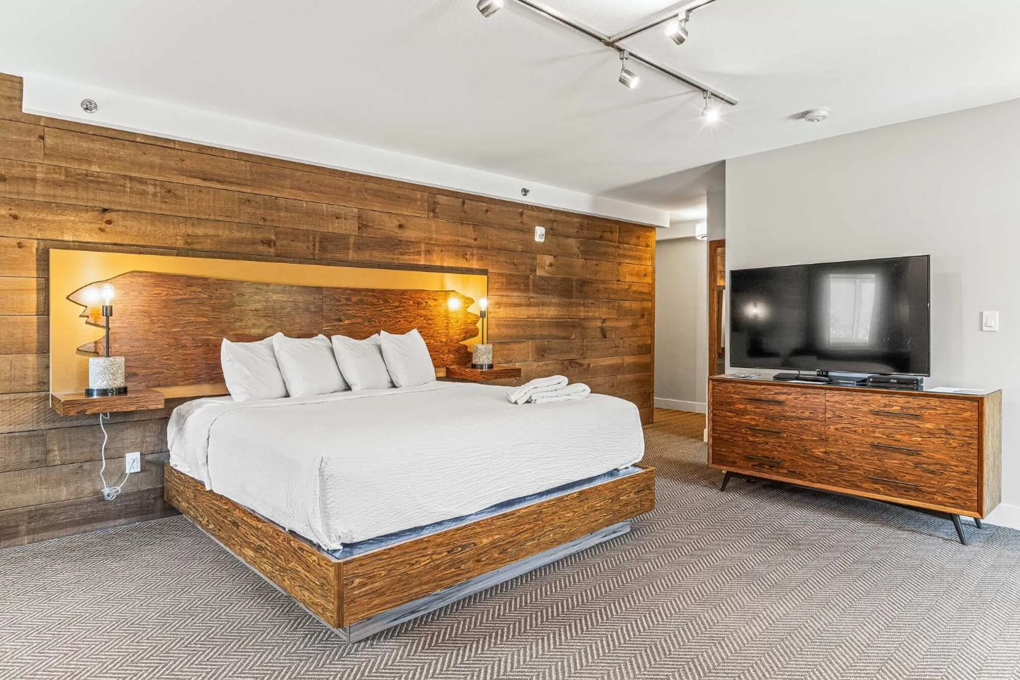 Bedroom, Bed in Basecamp Lodge Canmore