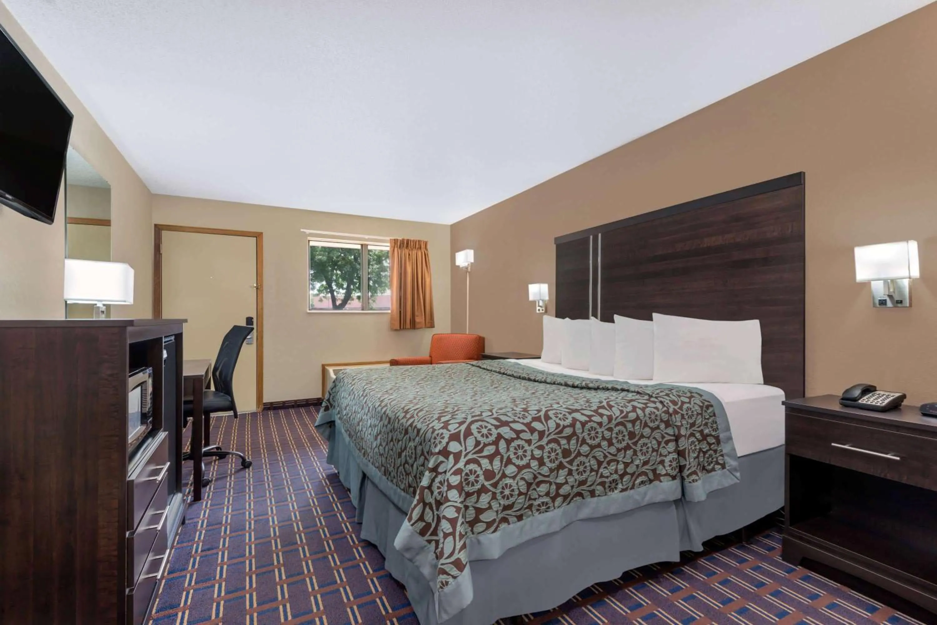 Bedroom, Bed in Days Inn by Wyndham Maumee/Toledo