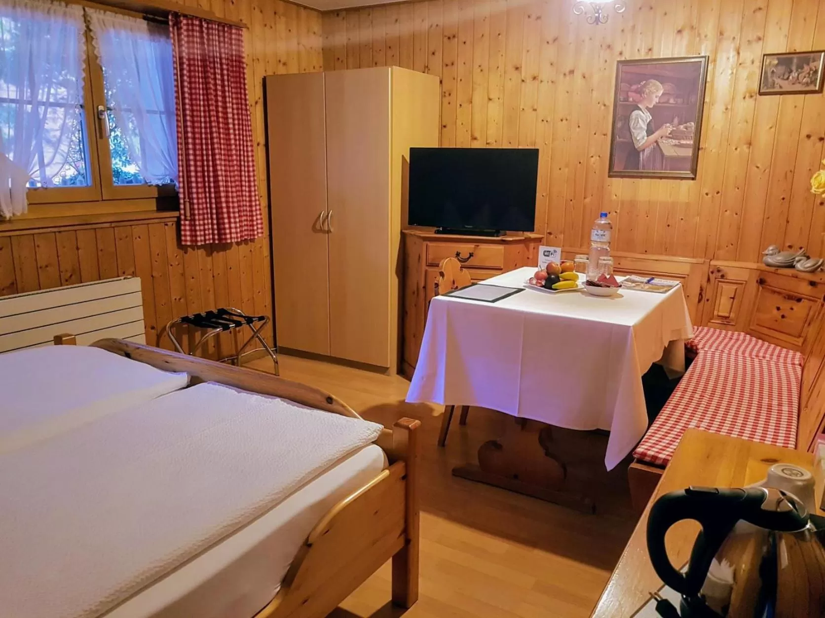 Seating area, Bed in Chalet-Gafri - BnB - Frühstückspension und Gastfreundschaft