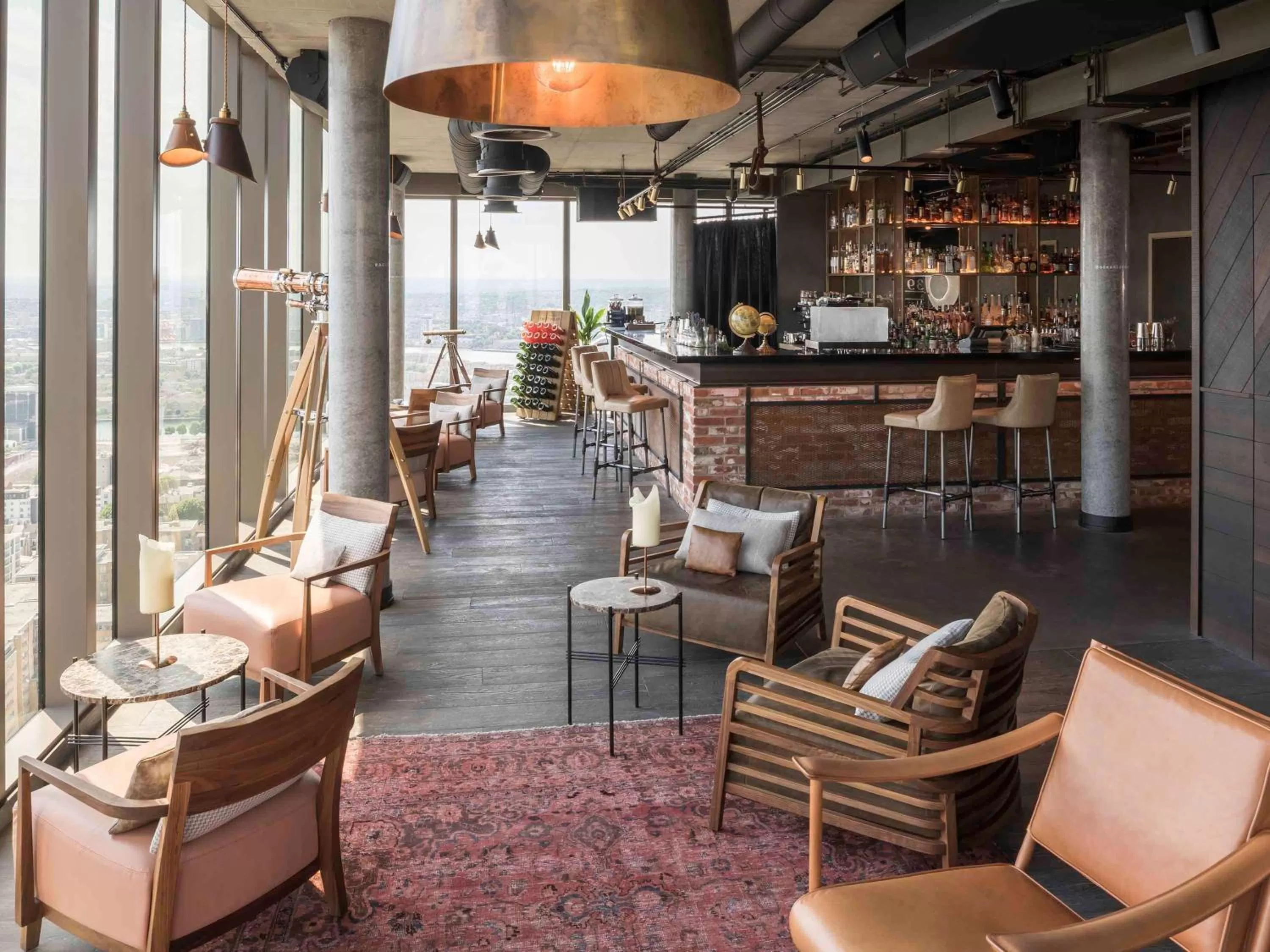 Lounge or bar in Novotel London Canary Wharf