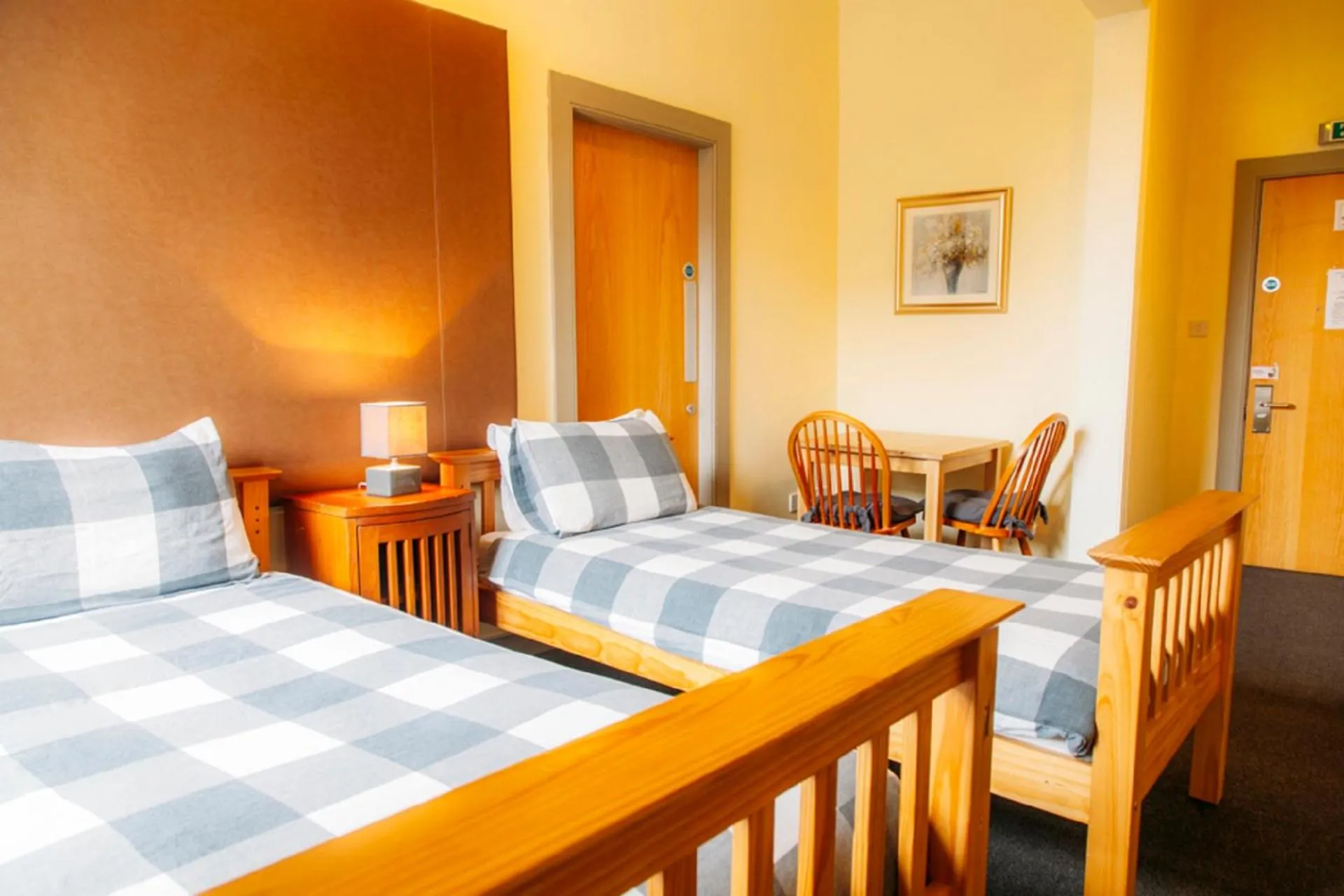 Photo of the whole room, Bed in Dundee Backpackers Hostel