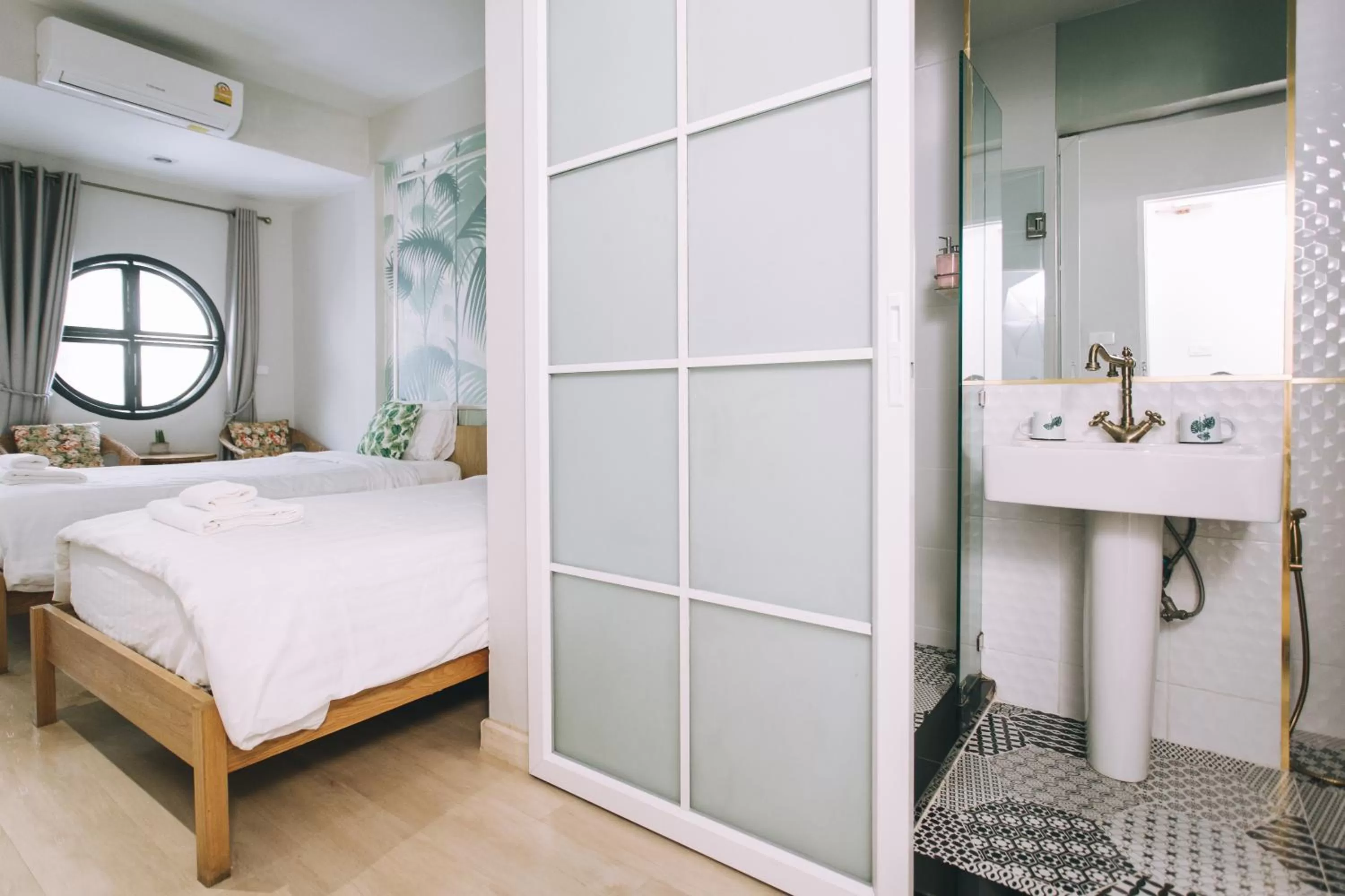 Bathroom in J's Cafe and Poshtel