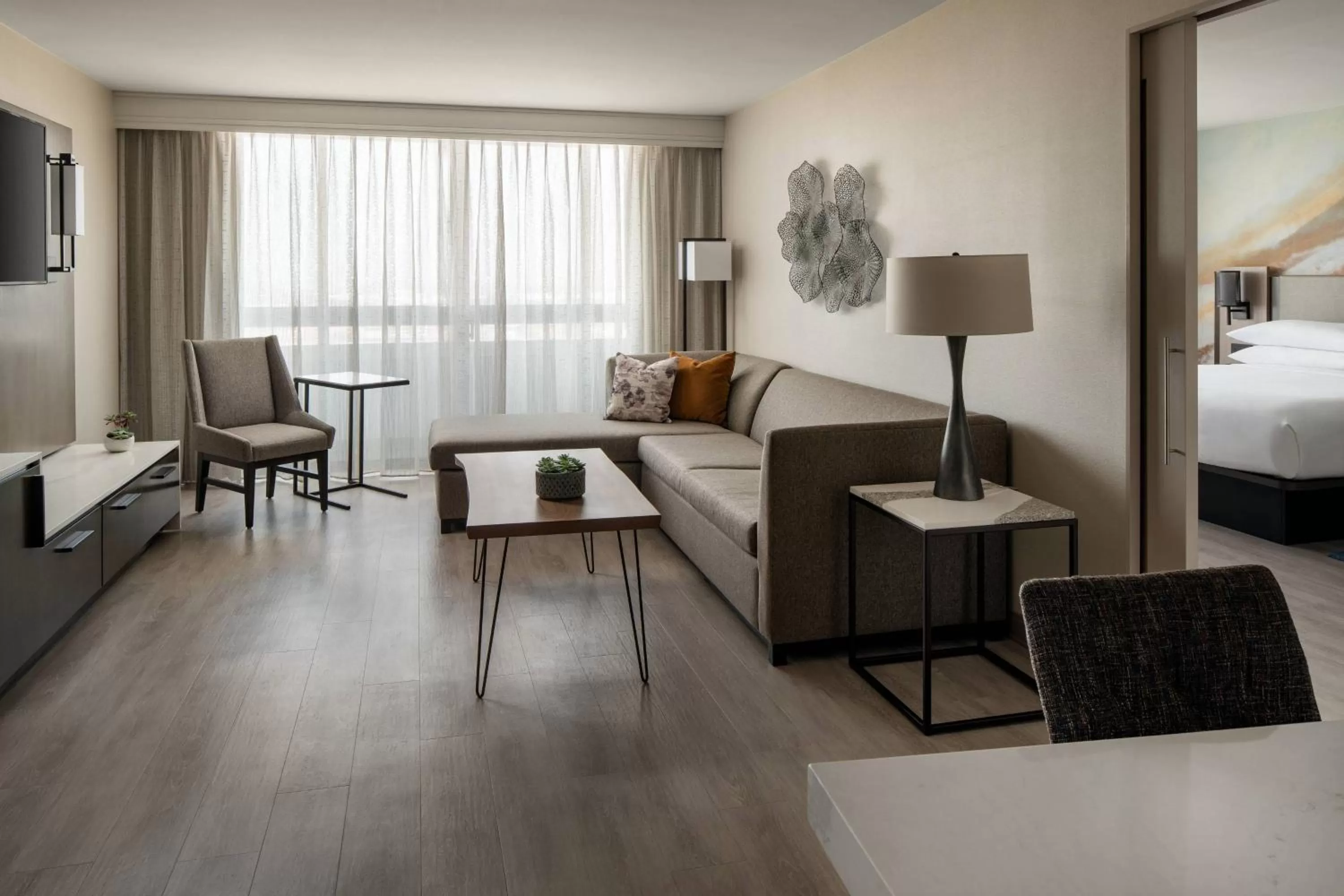 Living room, Bed in Torrance Marriott Redondo Beach