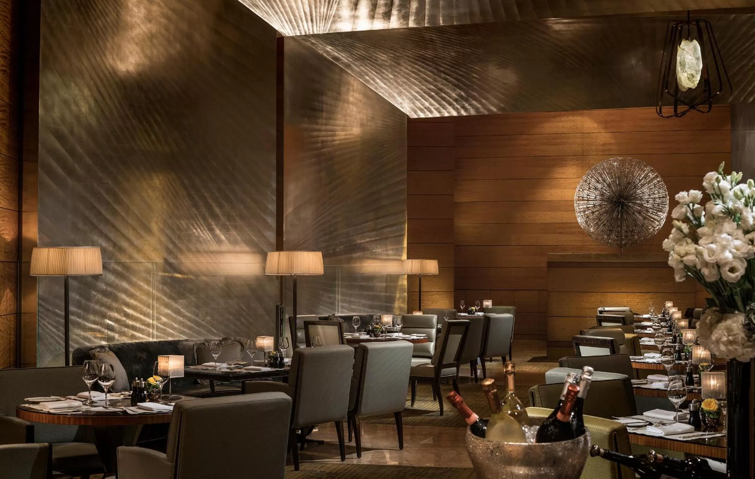 Restaurant/places to eat in Four Seasons Hotel Hong Kong
