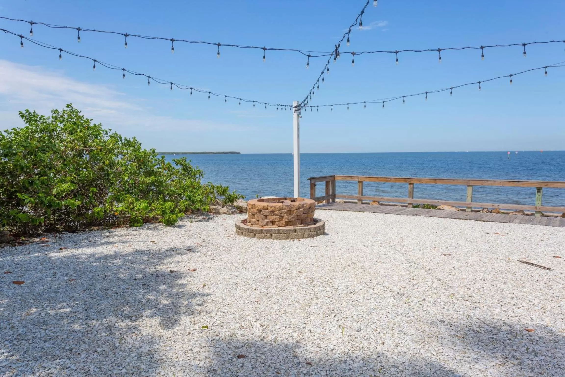 Sea view in TAMPA BAY, BEACH step away, WIFI, FREE PARKING,POOLS, JACUZZI