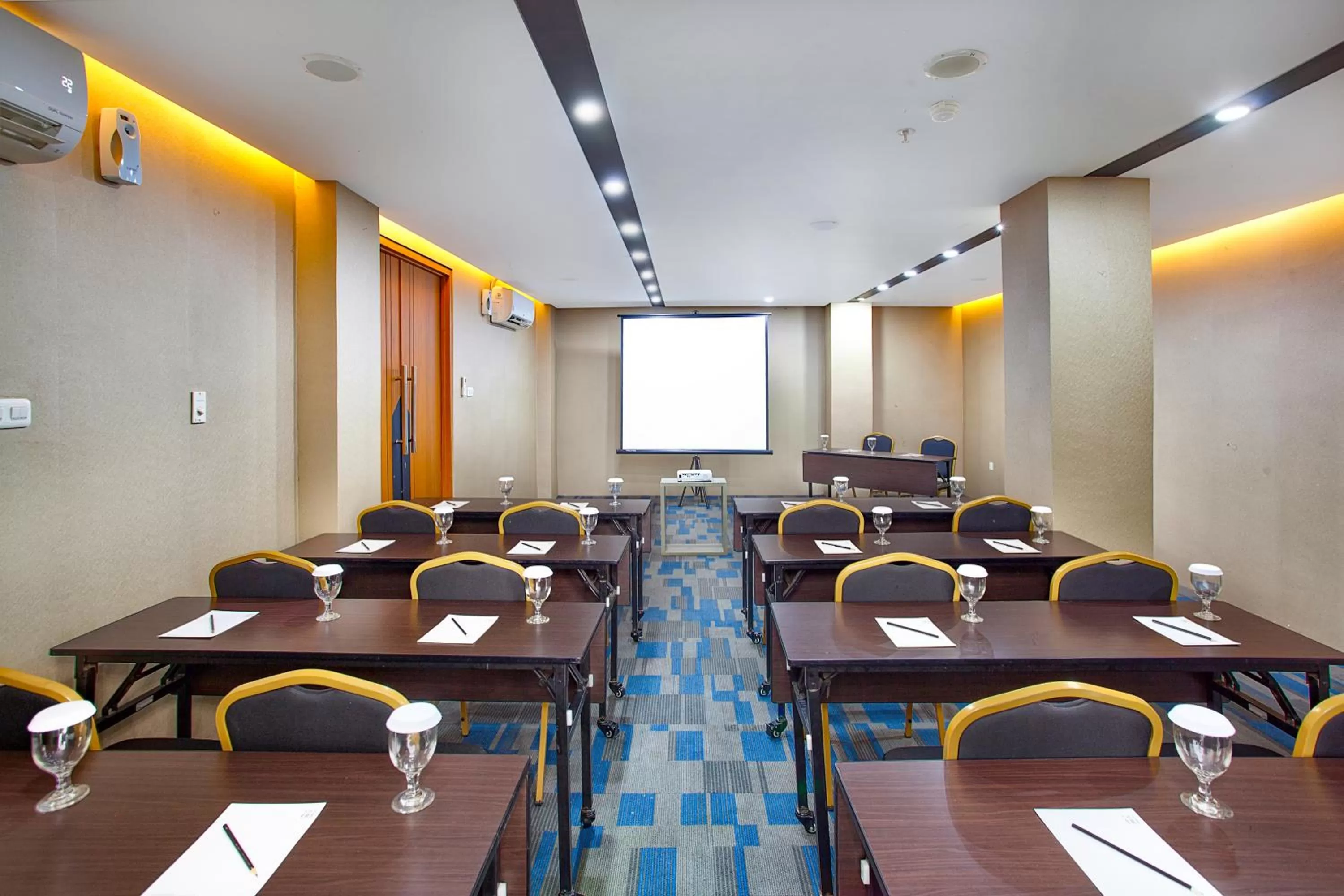 Meeting/conference room in Hotel 88 Alun Alun Bandung By WH