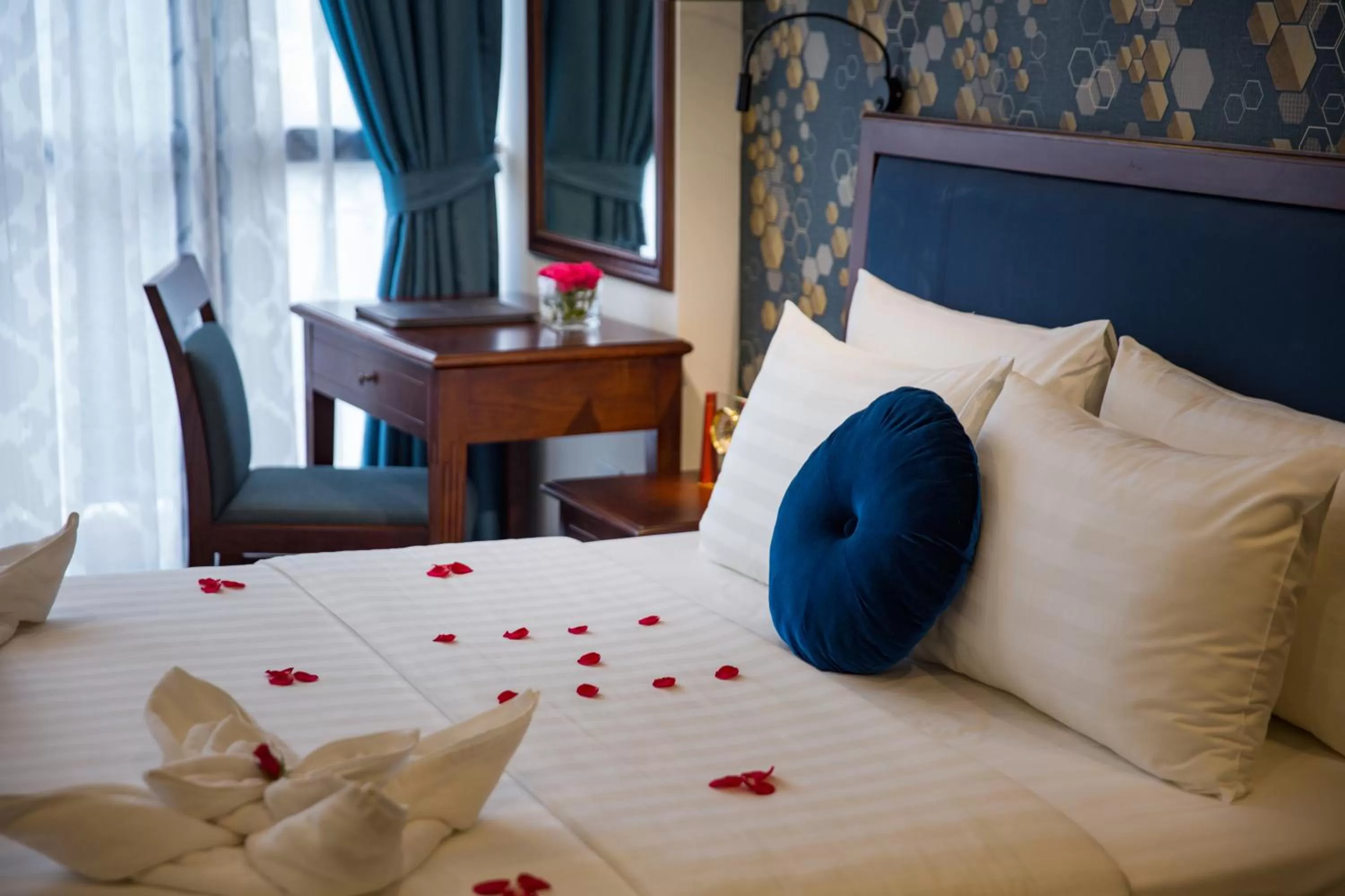 Bedroom, Bed in Holiday Emerald Hotel