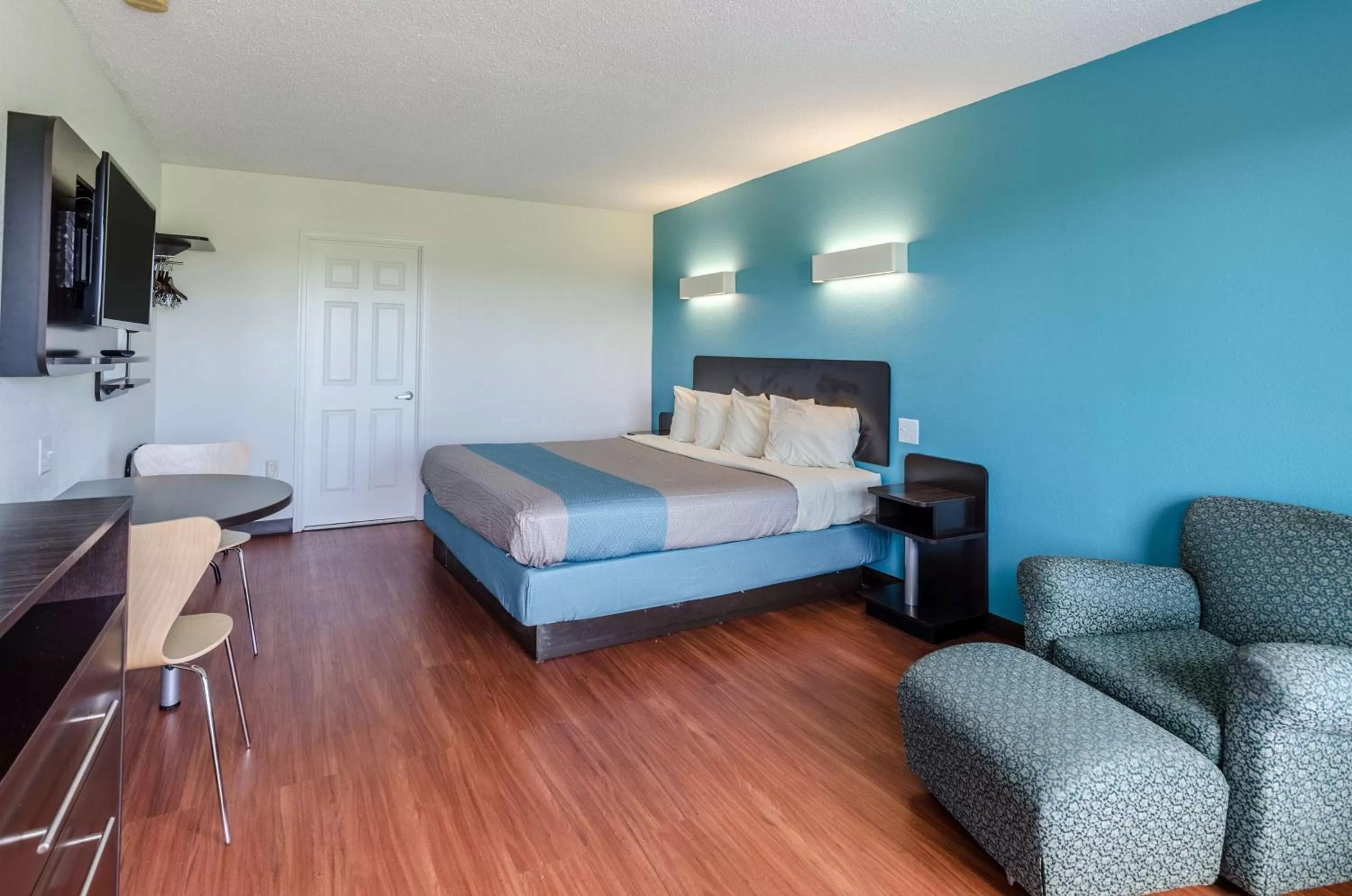 TV and multimedia, Bed in Motel 6-Lexington, VA