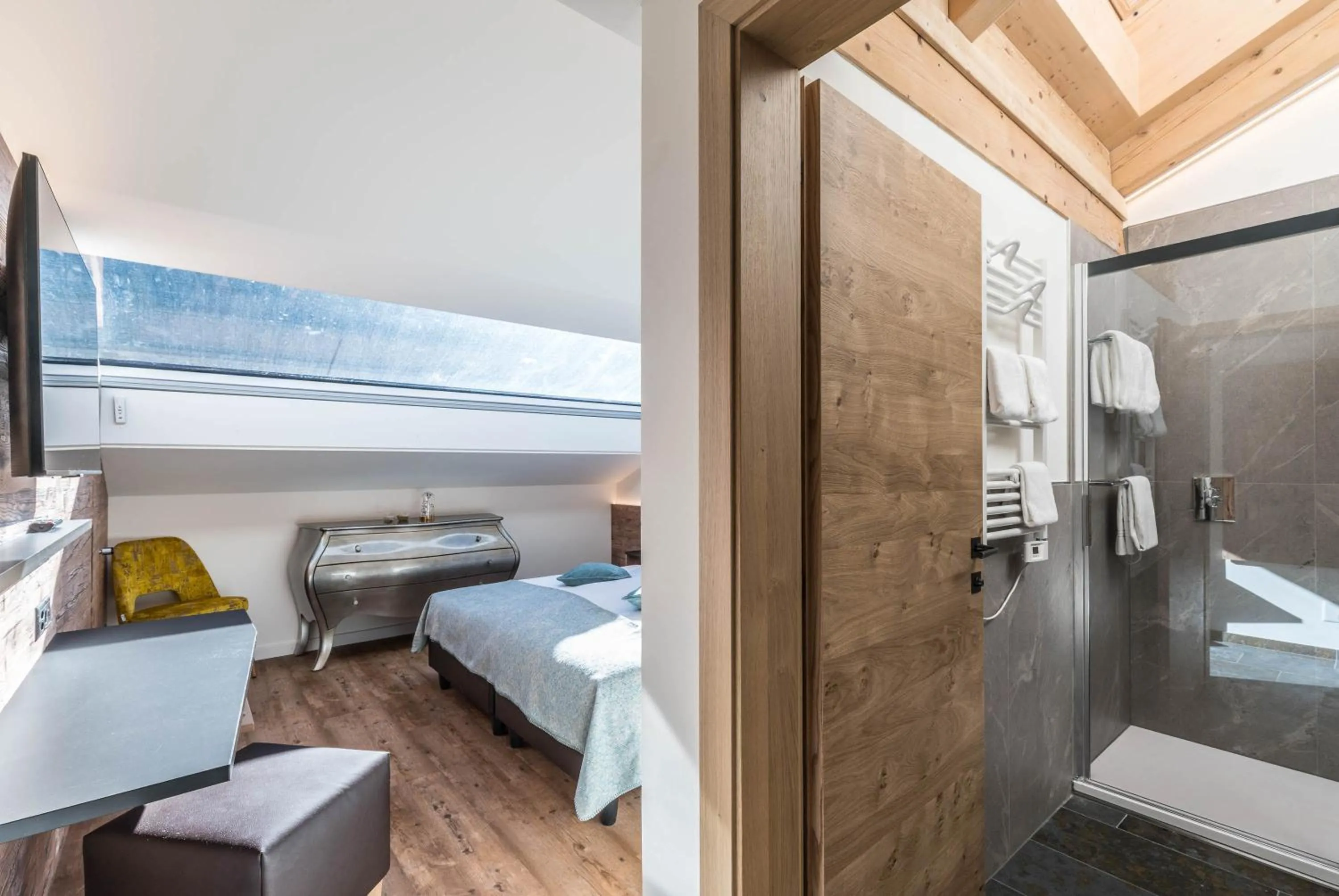 Bathroom, Bed in Hotel Hemizeus & Iremia Spa