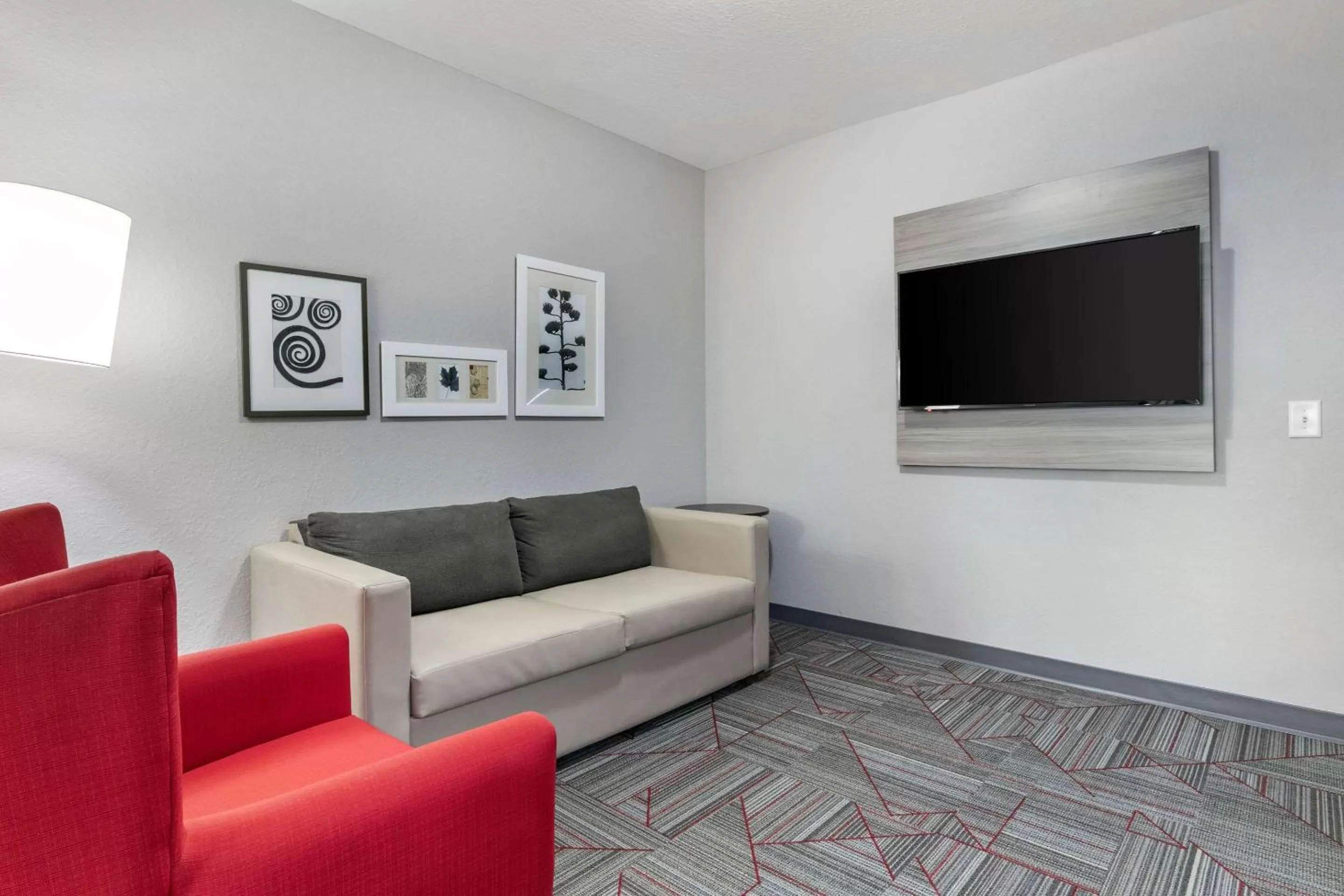 Photo of the whole room in Clarion Pointe Columbus-Bradley Park